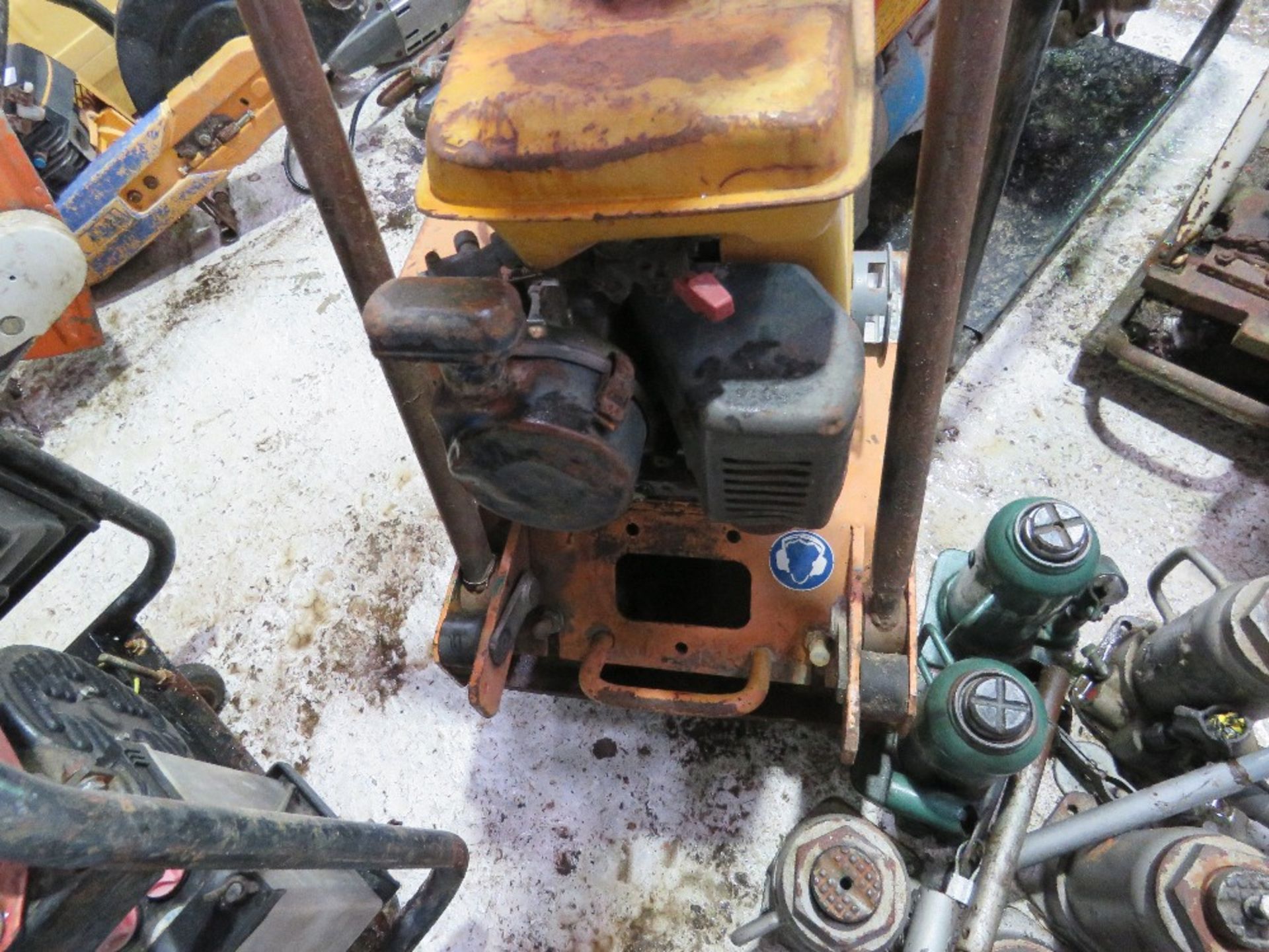 VIBROMAX PETROL ENGINED COMPACTION PLATE, NO RECOIL.....THIS LOT IS SOLD UNDER THE AUCTIONEERS MARGI - Image 3 of 4