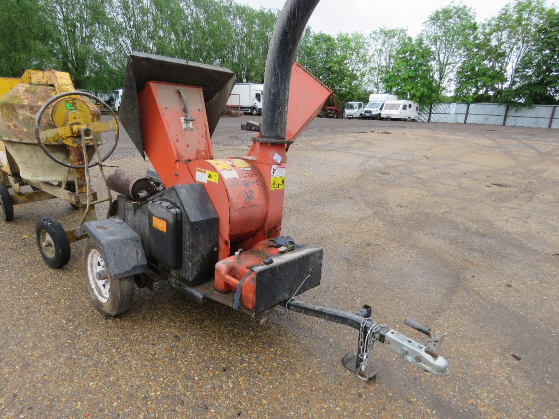 BEARCAT 75524 TOWED WOOD CHIPPER, PETROL ENGINED. WHEN BRIEFLY TESTED WAS SEEN TO RUN AND BLADES TUR - Image 3 of 6