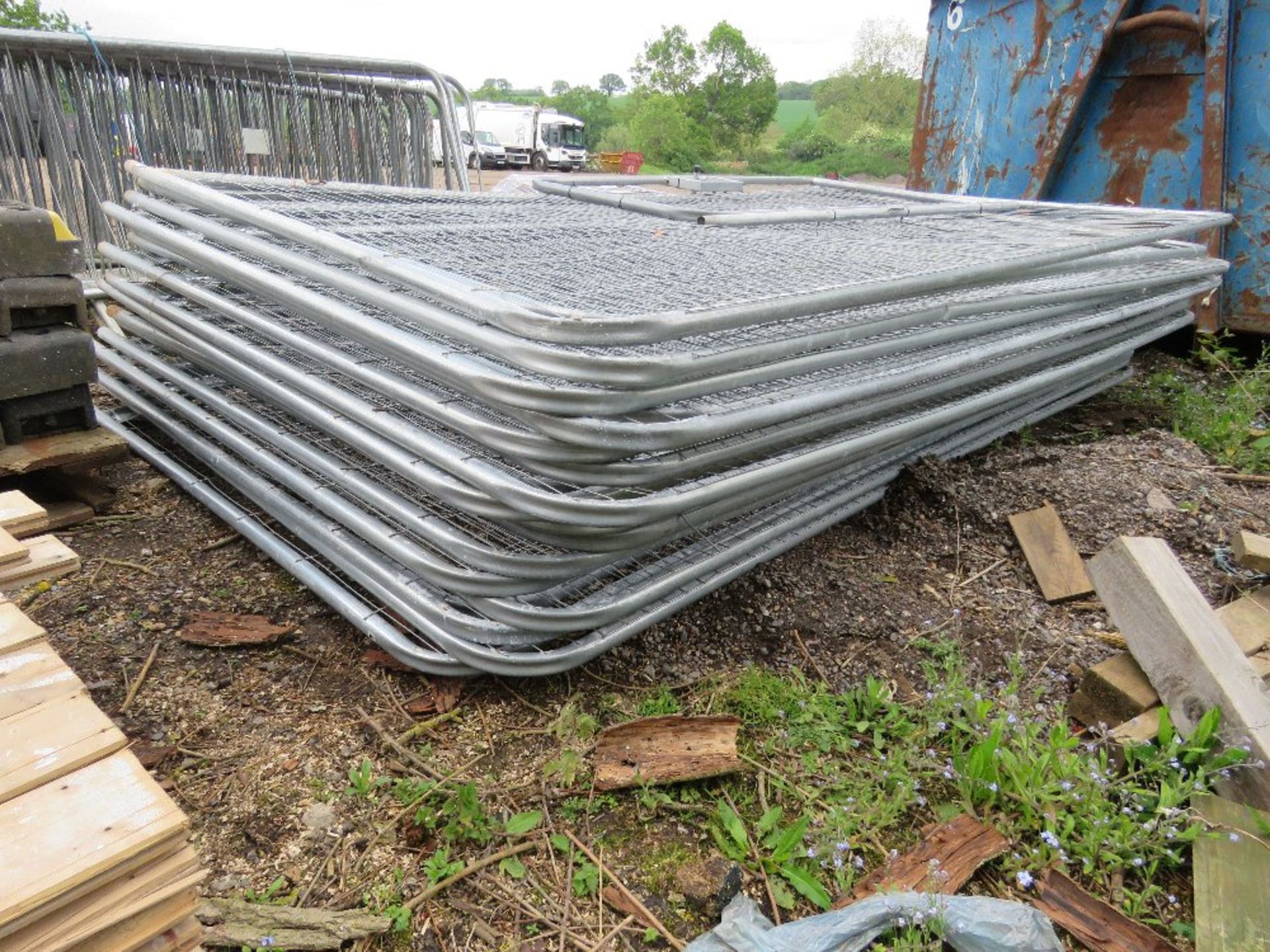 STACK OF 20NO HERAS TYPE TEMPORARY SITE FENCE PANELS WITH A PALLET OF FEET. - Image 6 of 7