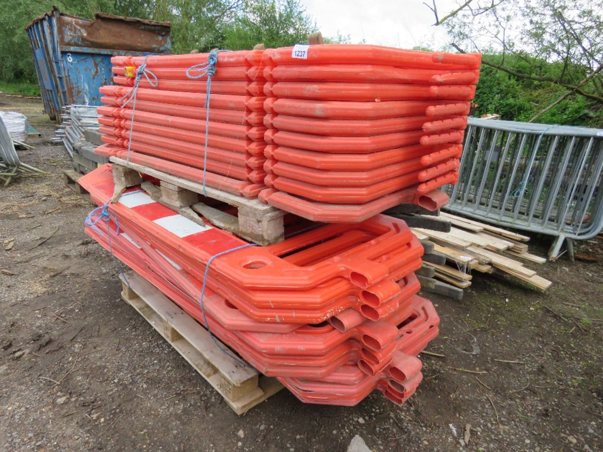 2 X BUNDLES OF PLASTIC CHAPTER 8 BARRIERS, 22NO IN TOTAL APPROX.....THIS LOT IS SOLD UNDER THE AUCTI - Image 2 of 3