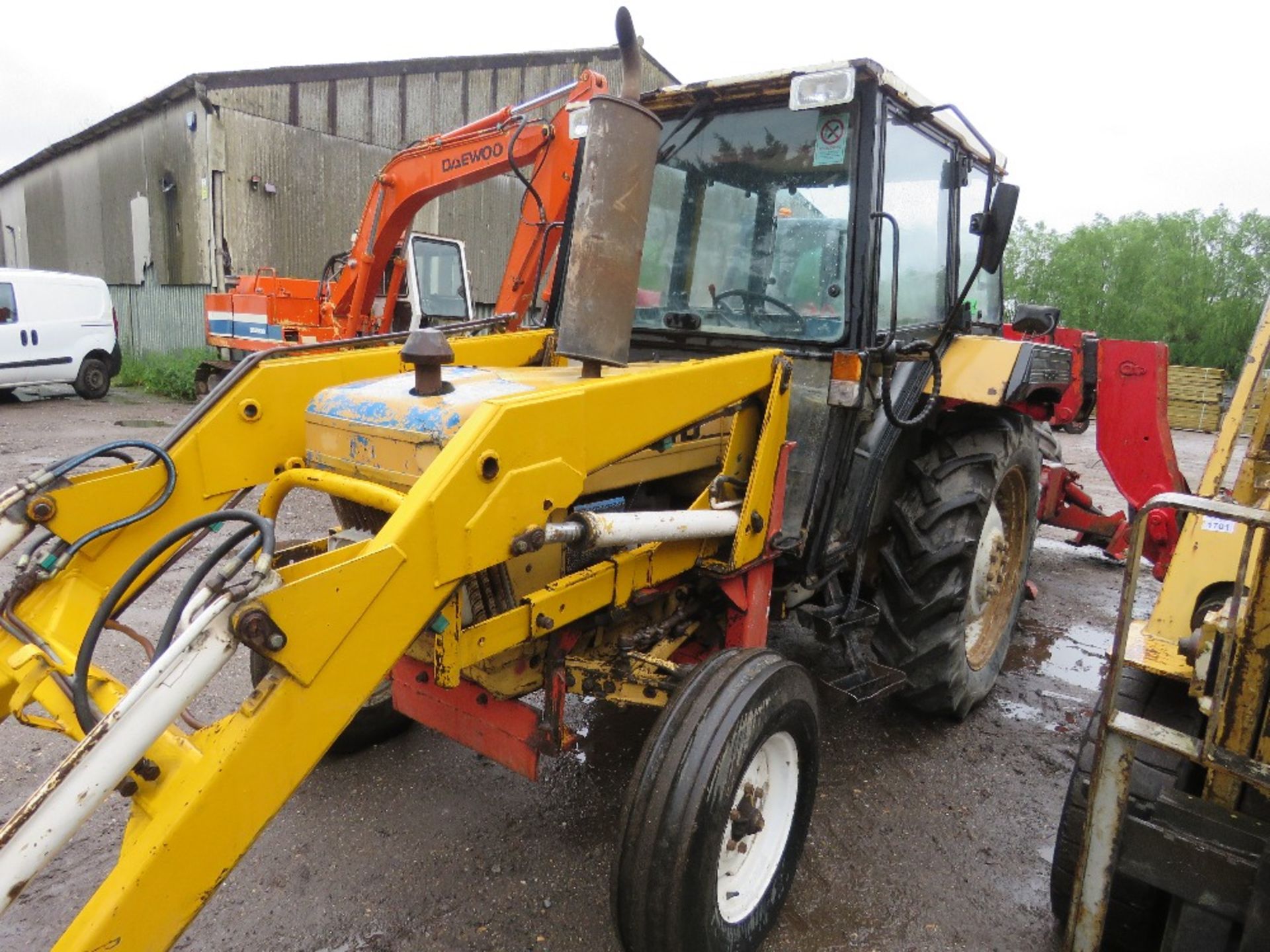 FORD 2WD TRACTOR WITH FOREND LOADER. REG:F940 WFW (LOG BOOK TO APPLY FOR). COMES WITH BUCKET, PALLET - Image 4 of 17
