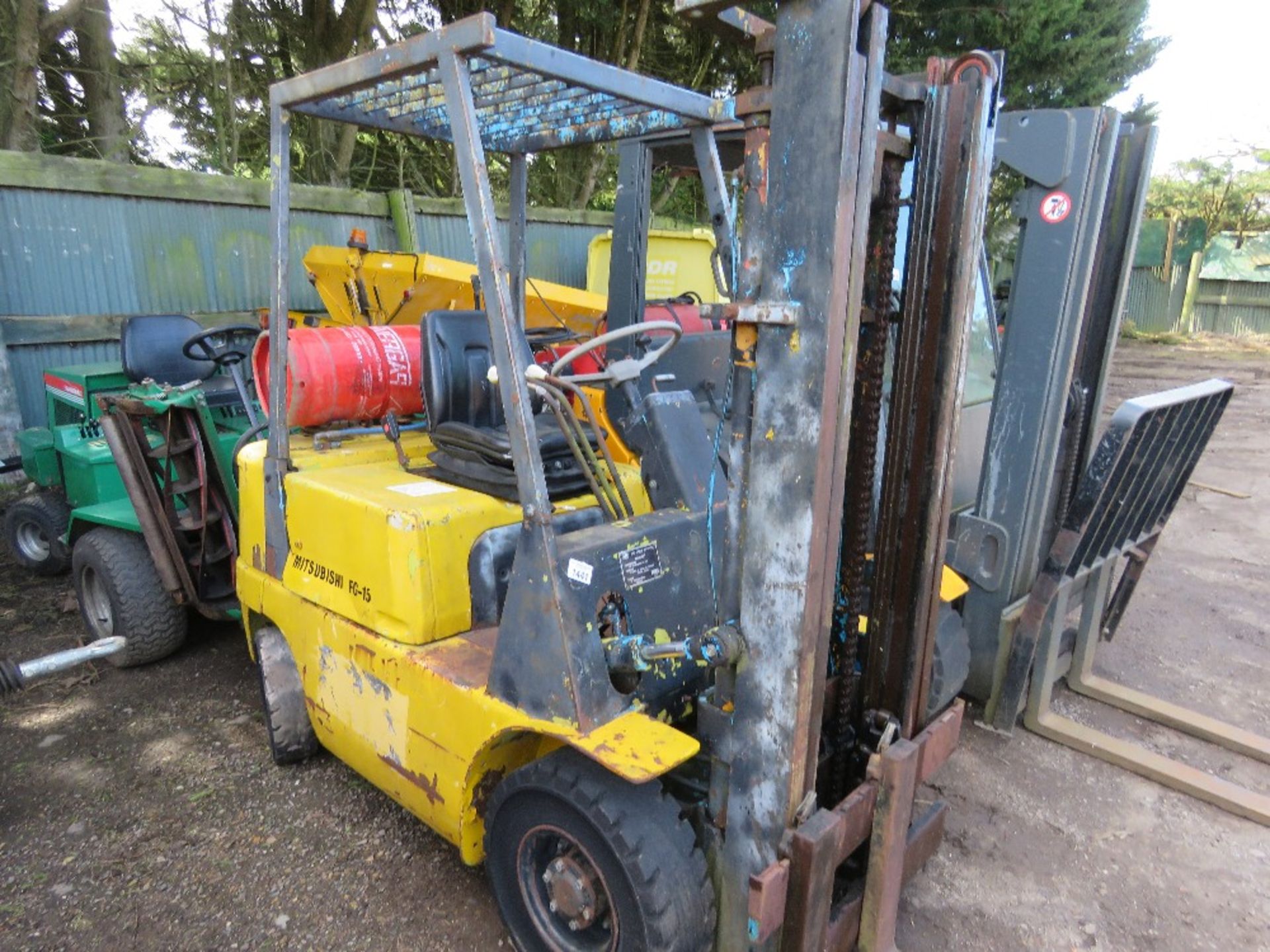 MITSUBISHI FG15 GAS POWERED FORKLIFT. WHEN TESTED WAS SEEN TO START AND RUN BRIEFLY BUT CUTTING OUT. - Image 2 of 8