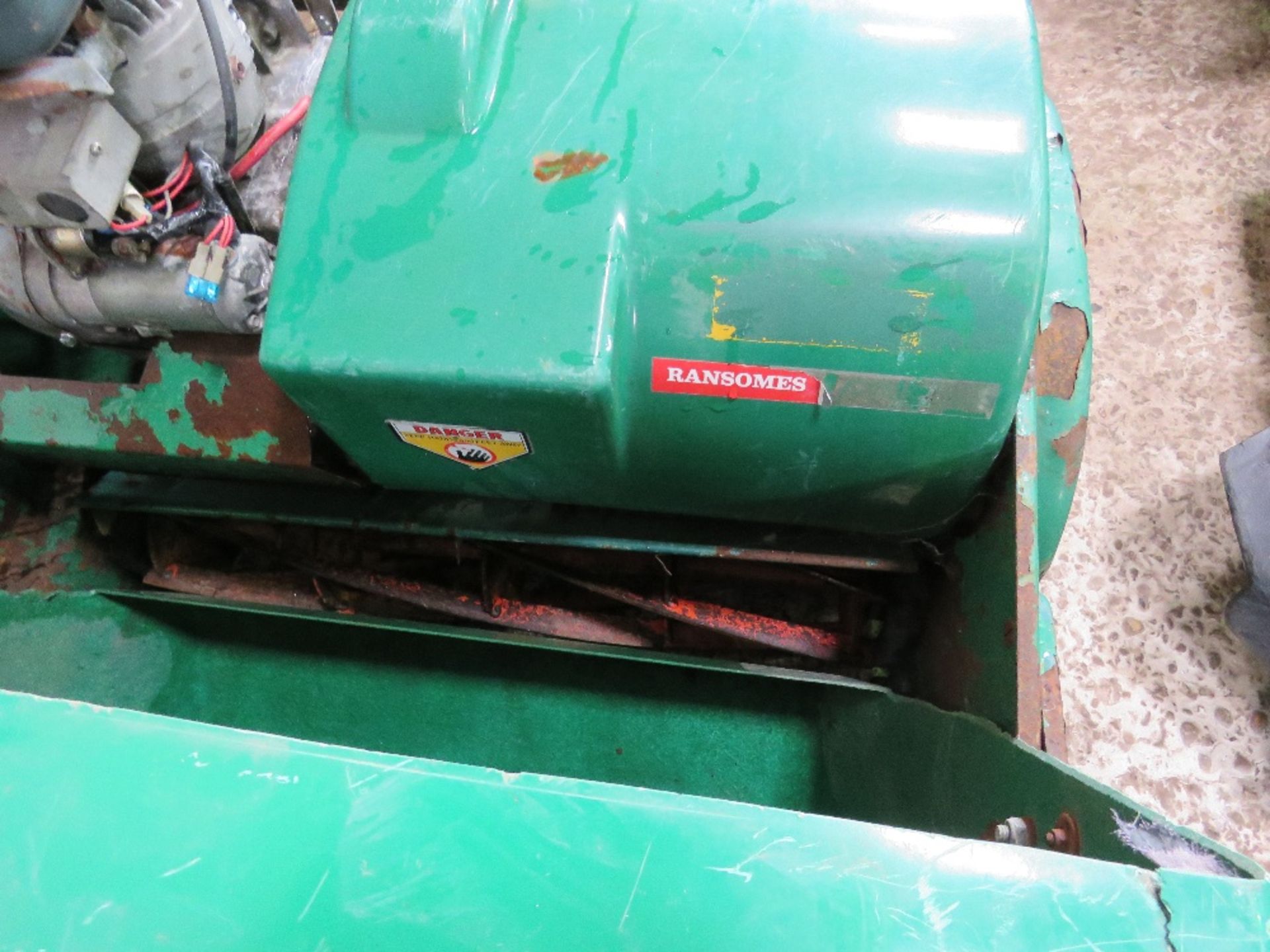 RANSOMES PROFESSIONAL CYLINDER MOWER WITH BOX. KUBOTA ELECTRIC START PETROL ENGINE DIRECT FROM SPORT - Image 5 of 8