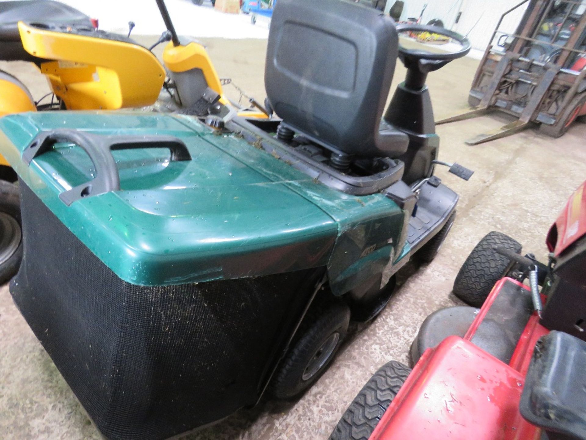 ATCO RIDER RIDE ON MOWER WITH COLLECTOR. WHEN BRIEFLY TESTED WAS SEEN TO RUN, DRIVE AND MOWERS ENGAG - Image 5 of 6
