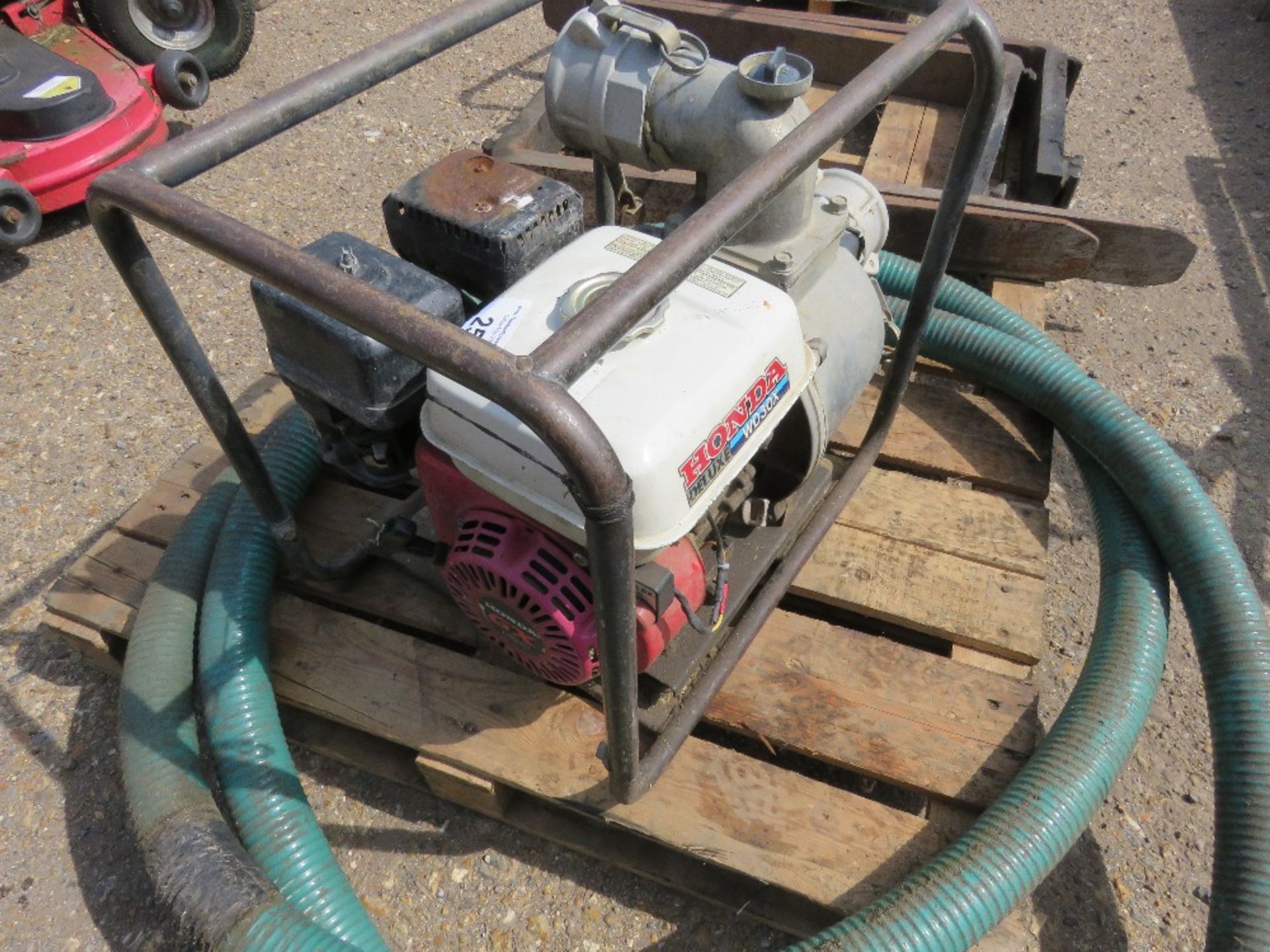 PETROL ENGINED WATER PUMP WITH HOSE. - Image 5 of 5