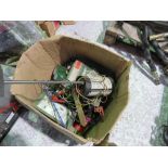 BOX OF ASSORTED ELECTRIC FENCING ITEMS.