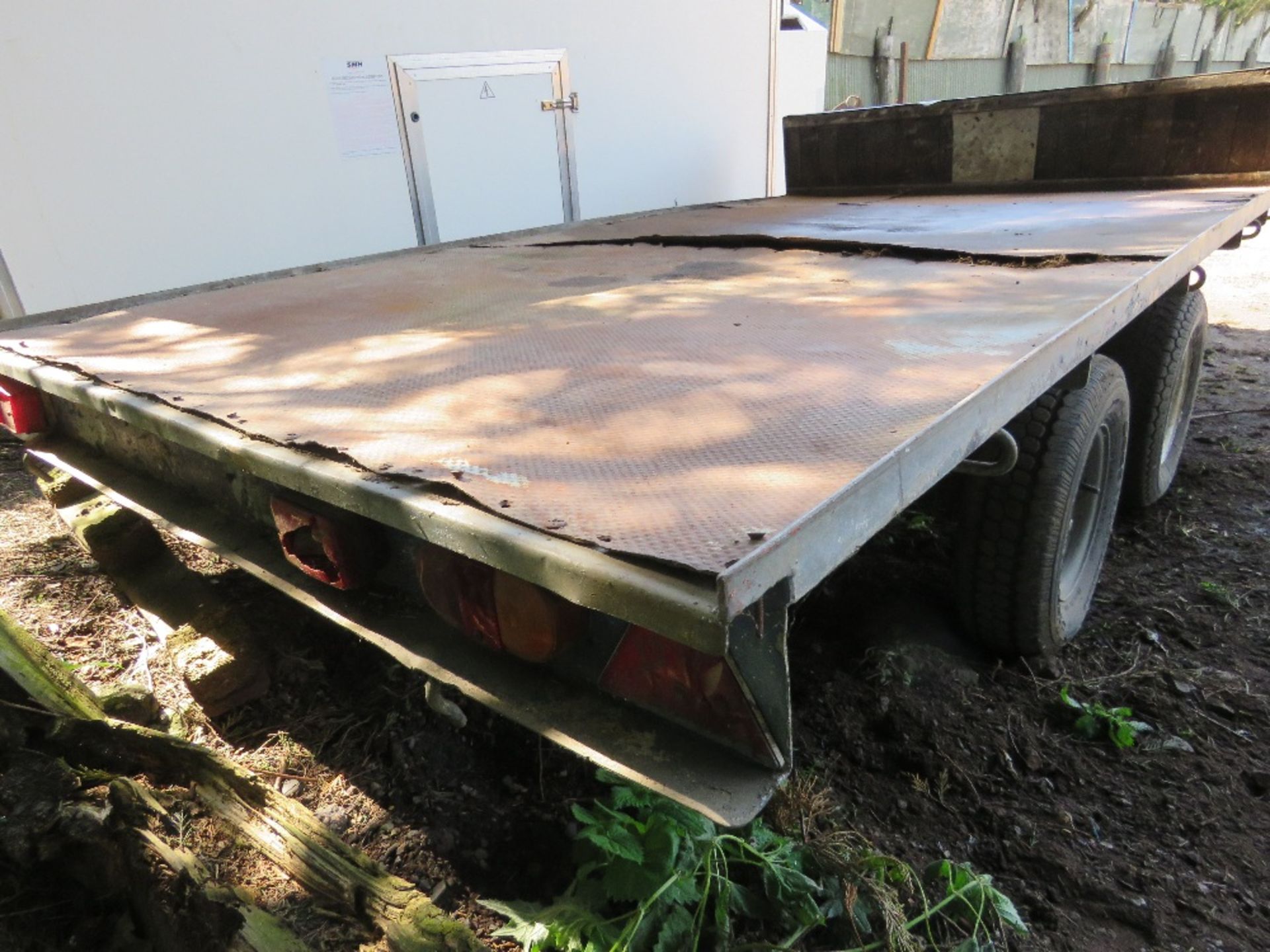 TWIN AXLED FLAT TRAILER, 10FT LENGTH APPROX, BALL HITCH COUPLING. - Image 4 of 9
