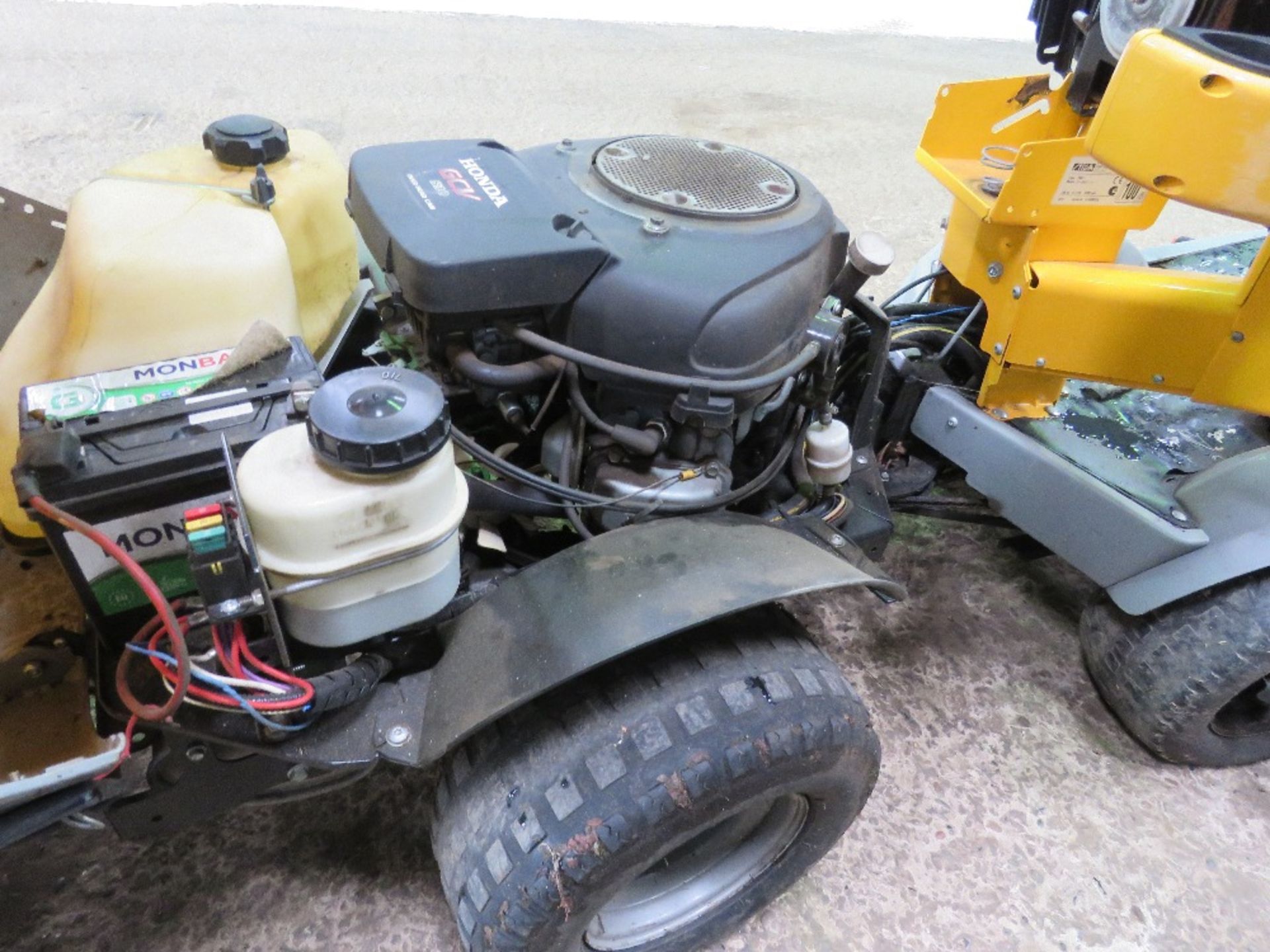 STIGA PARK ROYAL 4WD RIDE ON MOWER WITH OUTFRONT COMBIPRO 110 DECK FITTED. HONDA PETROL ENGINE. WHE - Image 11 of 12