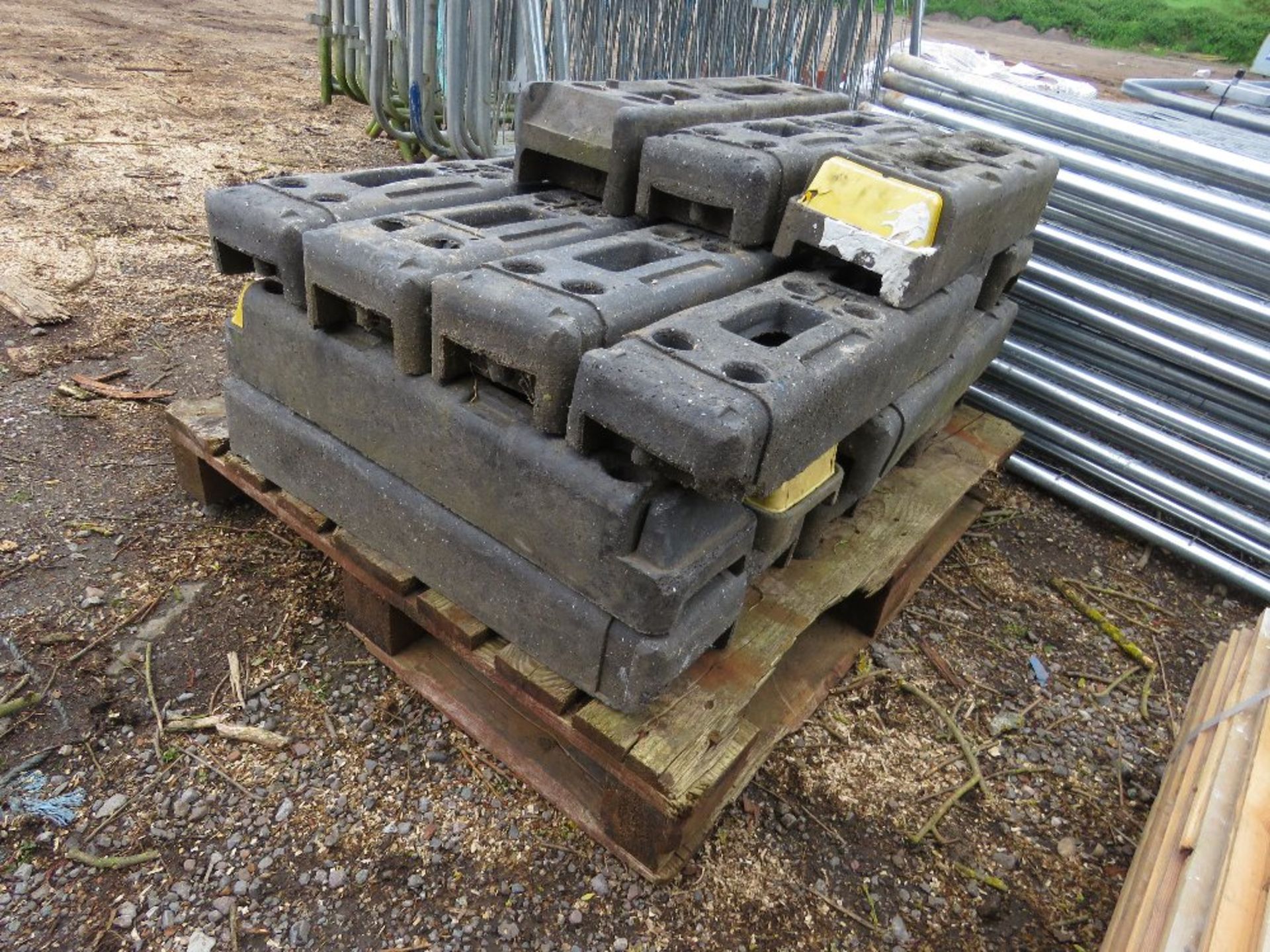 STACK OF 20NO HERAS TYPE TEMPORARY SITE FENCE PANELS WITH A PALLET OF FEET. - Image 3 of 7