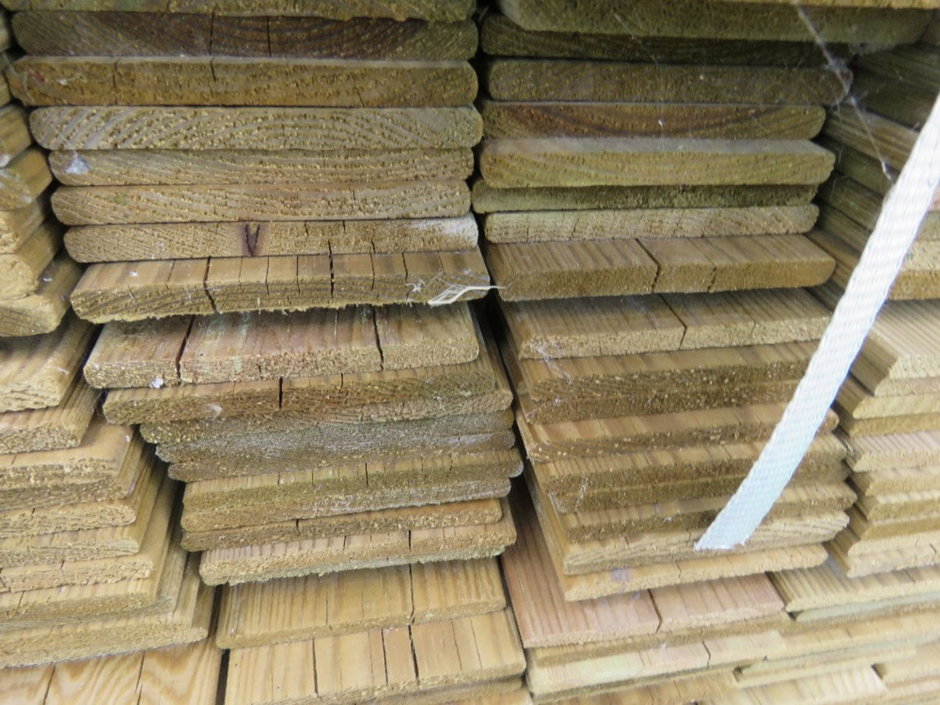 LARGE PACK OF PRESSURE TREATED HIT AND MISS FENCE CLADDING BOARDS 1.74M X 100MM APPROX. ....THIS LOT - Image 4 of 4