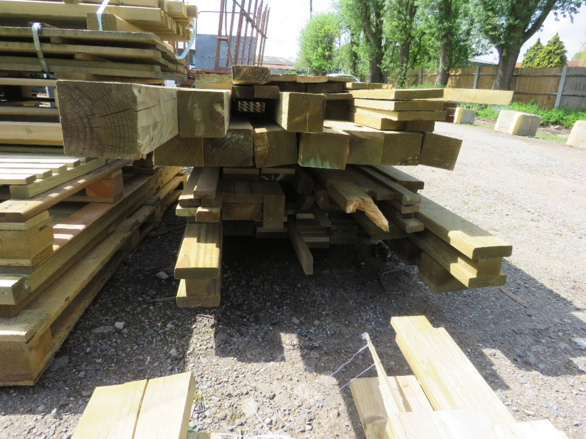 2 X BUNDLES OF TREATED FENCING TIMBERS, POSTS AND BOARDS AS SHOWN, 7-10FT LENGTH APPROX. - Image 5 of 5