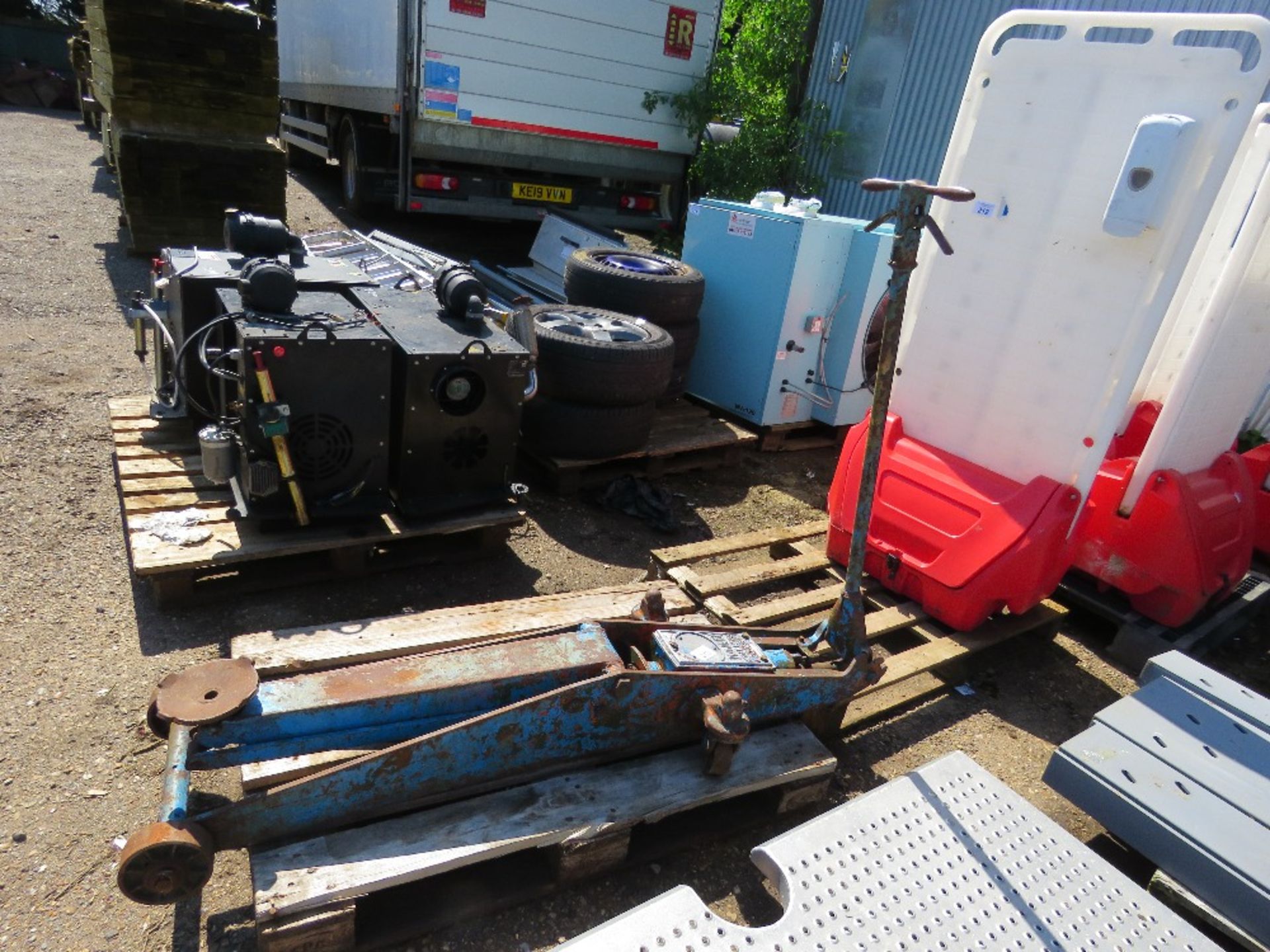 LARGE SIZED EPCO TROLLEY JACK.....THIS LOT IS SOLD UNDER THE AUCTIONEERS MARGIN SCHEME, THEREFORE NO