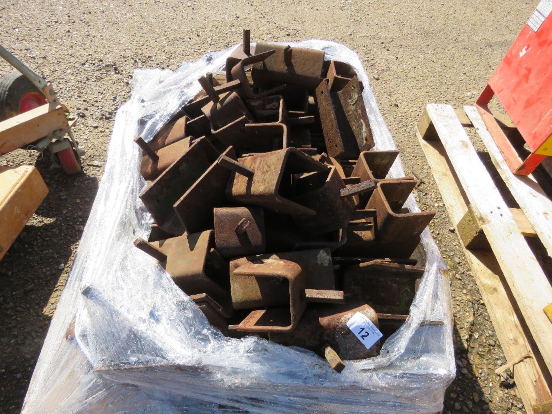 QUANTITY OF SUPPORT PROP HEADS.....THIS LOT IS SOLD UNDER THE AUCTIONEERS MARGIN SCHEME, THEREFORE - Image 2 of 5
