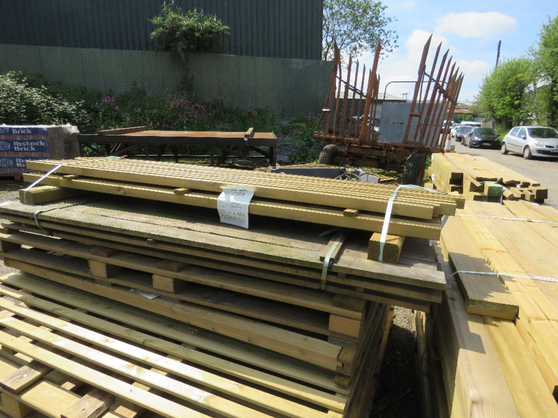 STACK OF ASSORTED FENCE PANELS AND TIMBERS AS SHOWN. - Image 9 of 10