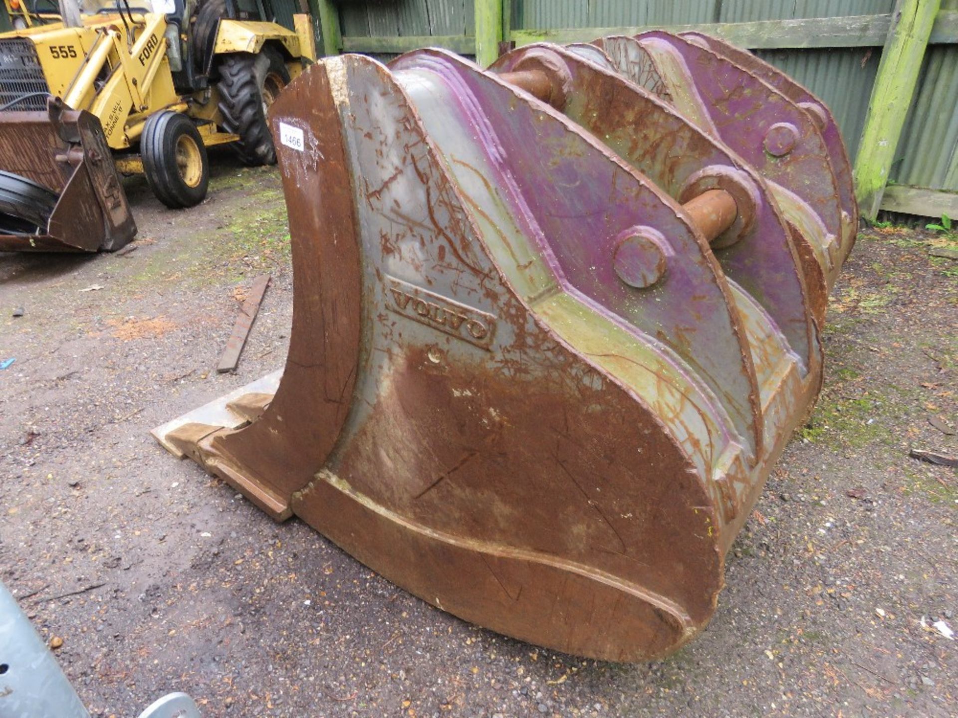 GENUINE VOLVO EXCAVATOR BUCKET SUITABLE FOR 35TONNE EXCAVATOR ON 90MM PINS. 0.9M WIDTH APPROX. APPEA - Image 3 of 4