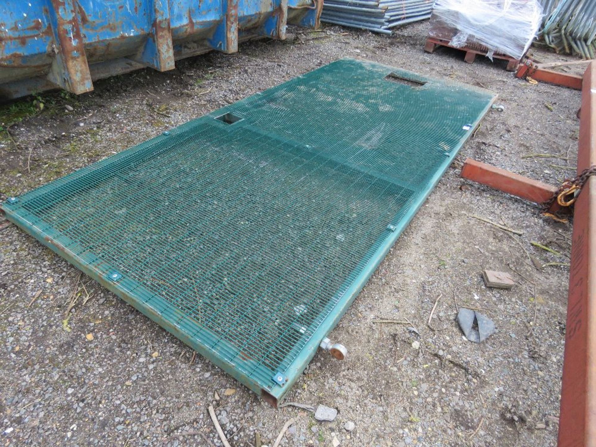 GREEN MESH SIDED GATE 5FT X 10FT6" APPROX.....THIS LOT IS SOLD UNDER THE AUCTIONEERS MARGIN SCHEME,