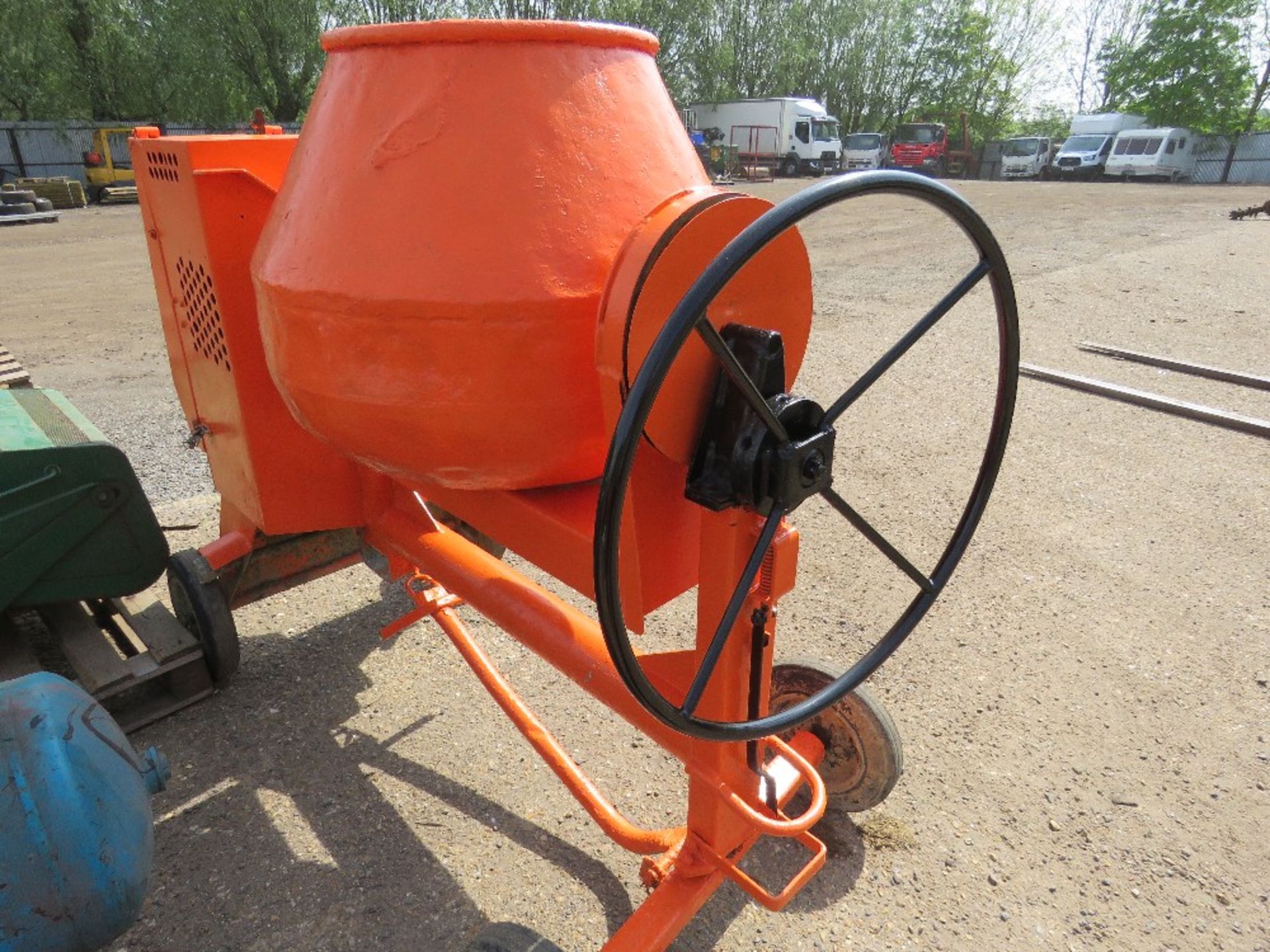 BELLE LISTER FLAT TOP ENGINED CEMENT MIXER WITH HANDLE. WHEN TESTED WAS SEEN TO RUN AND DRUM TURNED. - Image 2 of 5