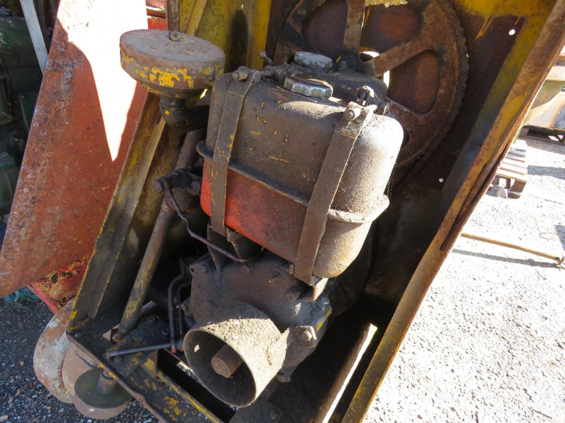 DIESEL POWERED SITE CEMENT MIXER. - Image 4 of 4