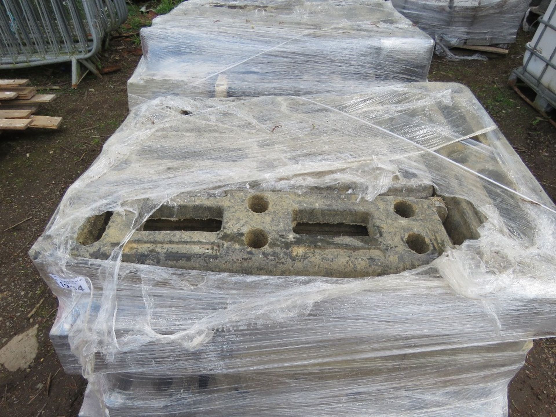 2 X PALLETS OF HERAS TYPE FENCE PANEL BASES/BLOCKS.....THIS LOT IS SOLD UNDER THE AUCTIONEERS MARGIN - Image 4 of 4