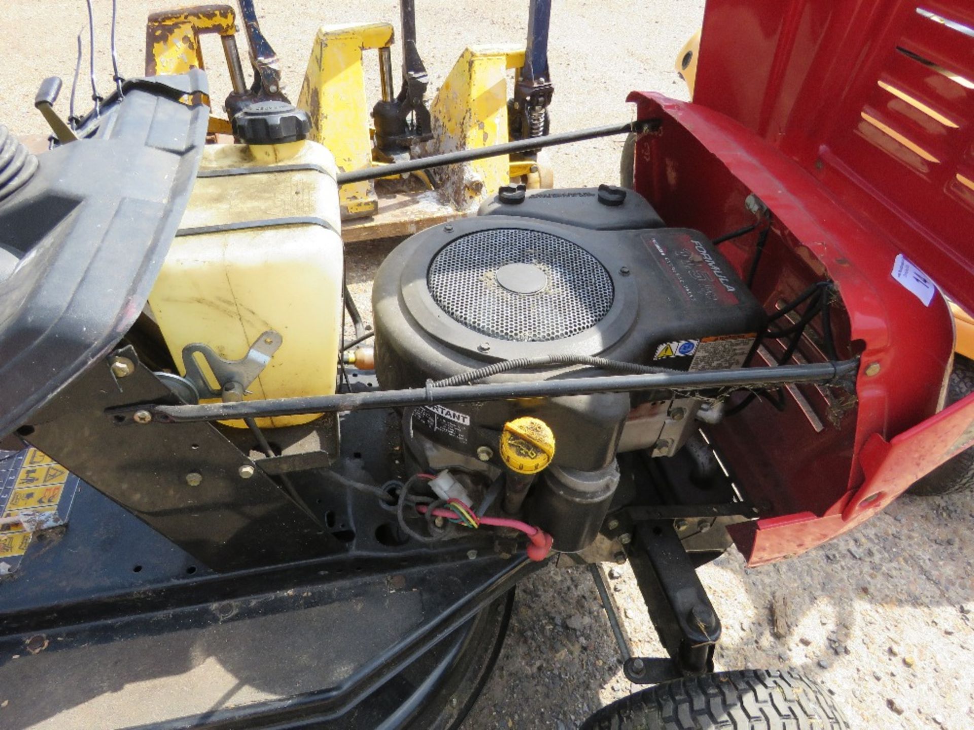 MTD RH115/76 RIDE ON MOWER WITH COLLECTOR. WHEN TESTED WAS SEEN TO DRIVE AND MOWERS ENGAGED (DRIVE S - Image 7 of 8