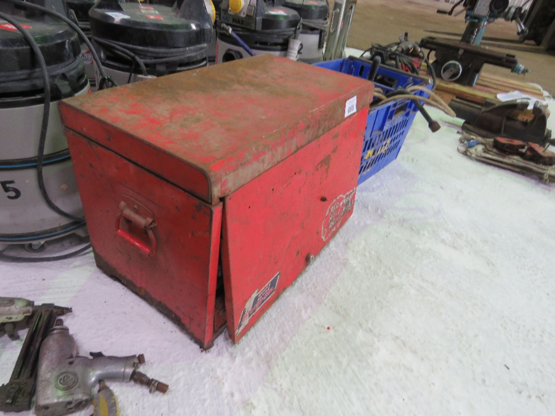 LARGE TOOL BOX WITH CONTENTS PLUS A BOX OF ASSORTED TOOLS AND SUNDRIES. - Image 4 of 7