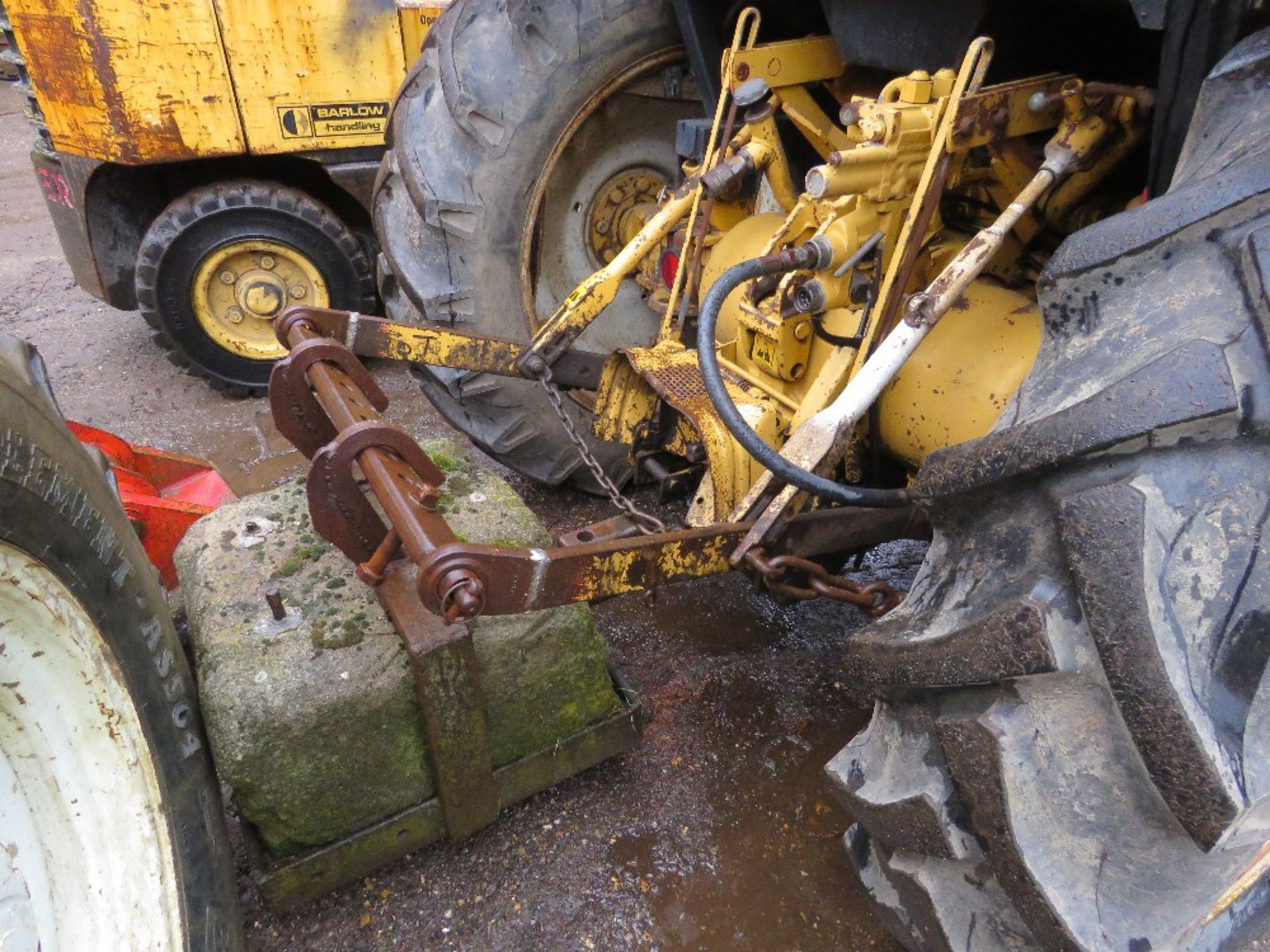 FORD 2WD TRACTOR WITH FOREND LOADER. REG:F940 WFW (LOG BOOK TO APPLY FOR). COMES WITH BUCKET, PALLET - Image 10 of 17