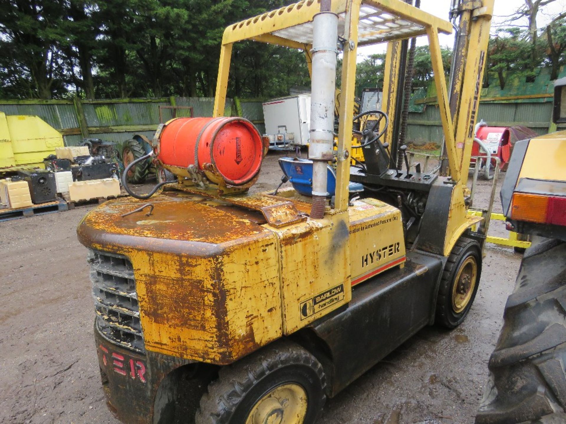 HYSTER GAS POWERED FORKLIFT TRUCK WITH SIDE SHIFT, 3.5 TONNE RATED LIFT CAPACITY. WHEN TESTED WAS SE - Image 6 of 11