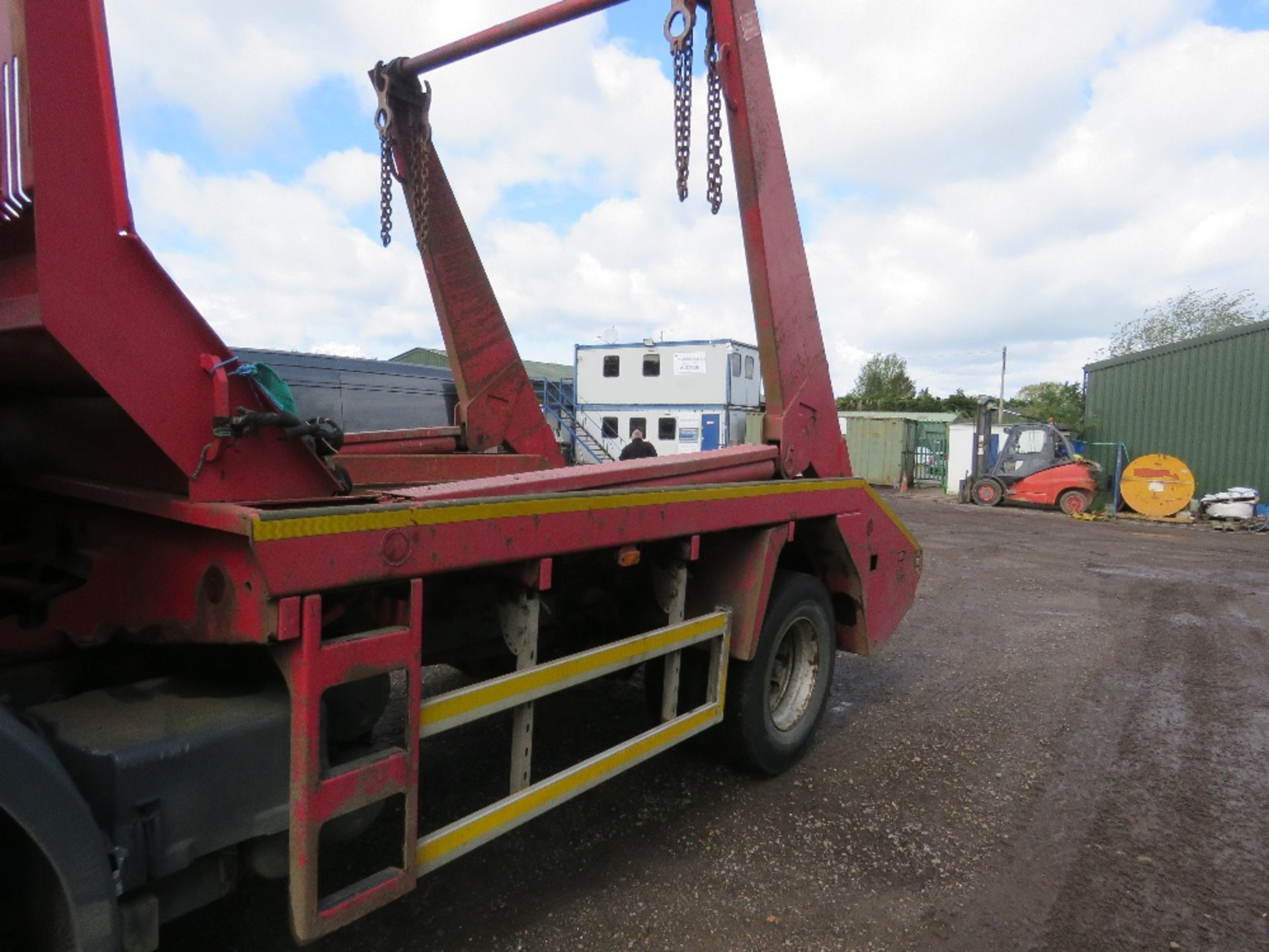 SCANIA P230 4X2 CHAIN LIFT SKIP LORRY YEAR 2006. REG:EU06 PBY. 402,445 REC KMS. MANUAL GEARBOX. 18 T - Image 6 of 18