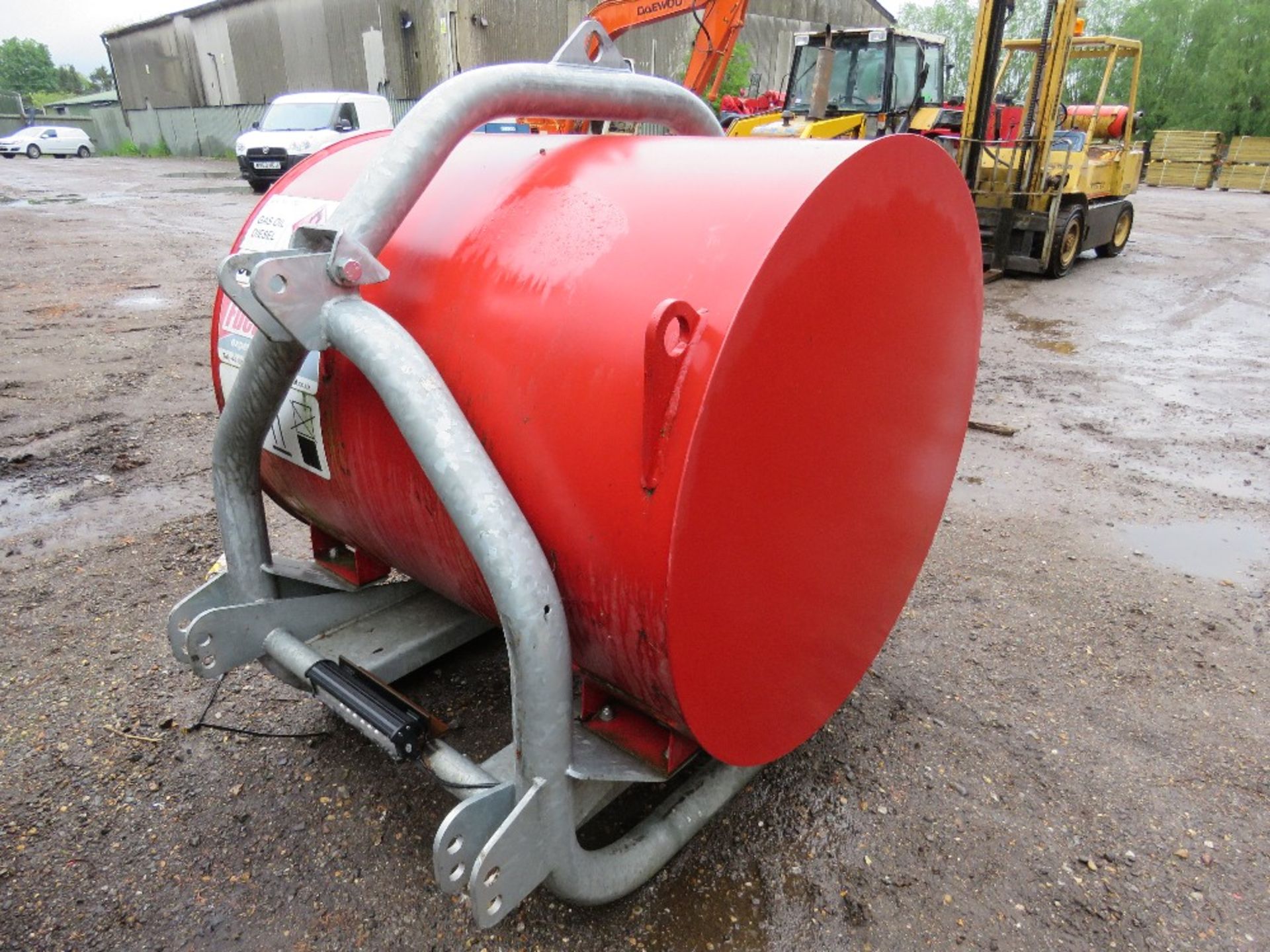 FUEL PROOF 500 LITRE TRACTOR FRONT LINKAGE MOUNTED BUNDED FUEL TANK. YEAR 2019 BUILD WITH PIUSI 12VO - Image 3 of 8