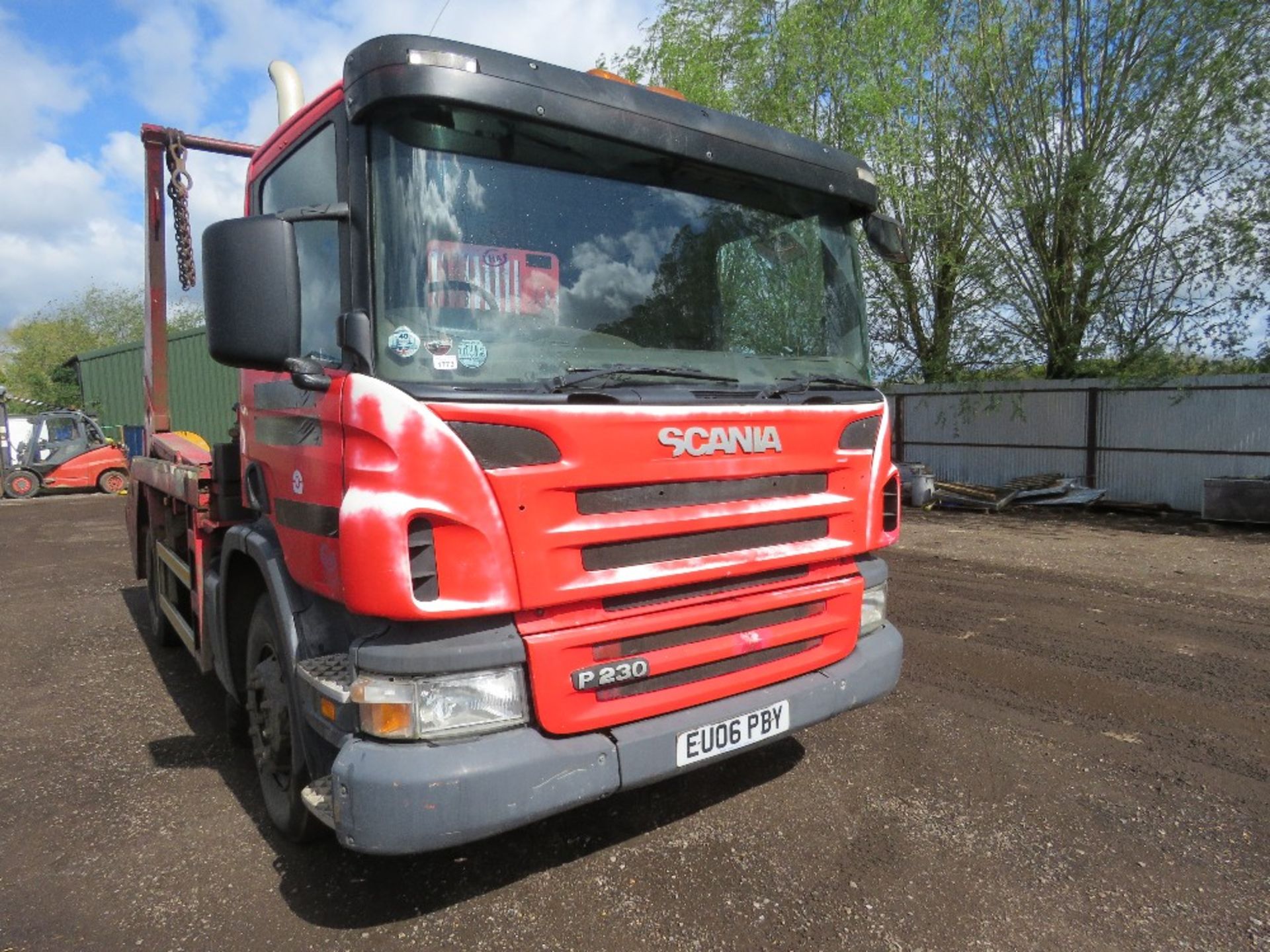 SCANIA P230 4X2 CHAIN LIFT SKIP LORRY YEAR 2006. REG:EU06 PBY. 402,445 REC KMS. MANUAL GEARBOX. 18 T - Image 2 of 18