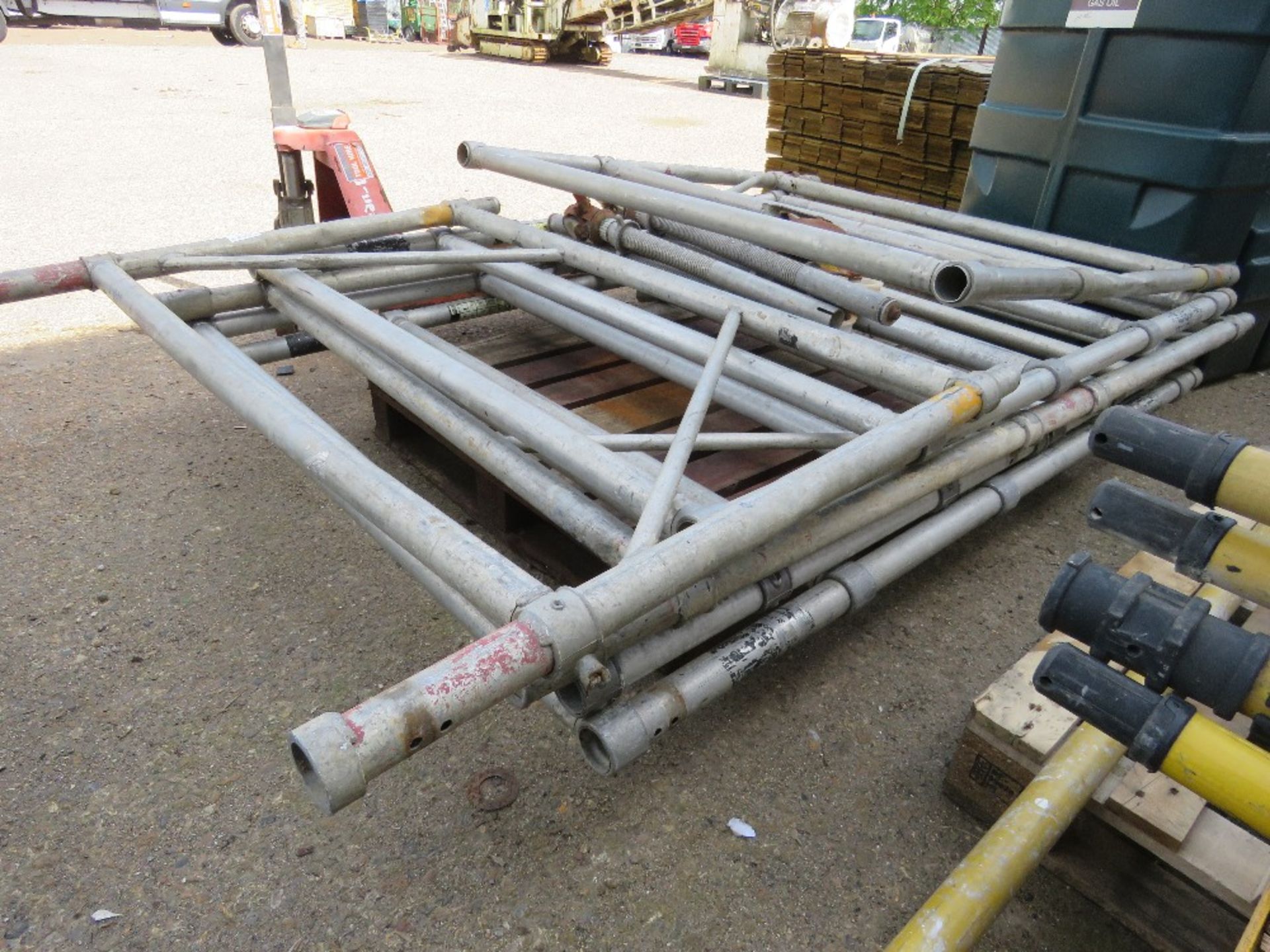 ALUMINIUM SCAFFOLD TOWER PARTS AS SHOWN.....THIS LOT IS SOLD UNDER THE AUCTIONEERS MARGIN SCHEME, TH - Image 3 of 4