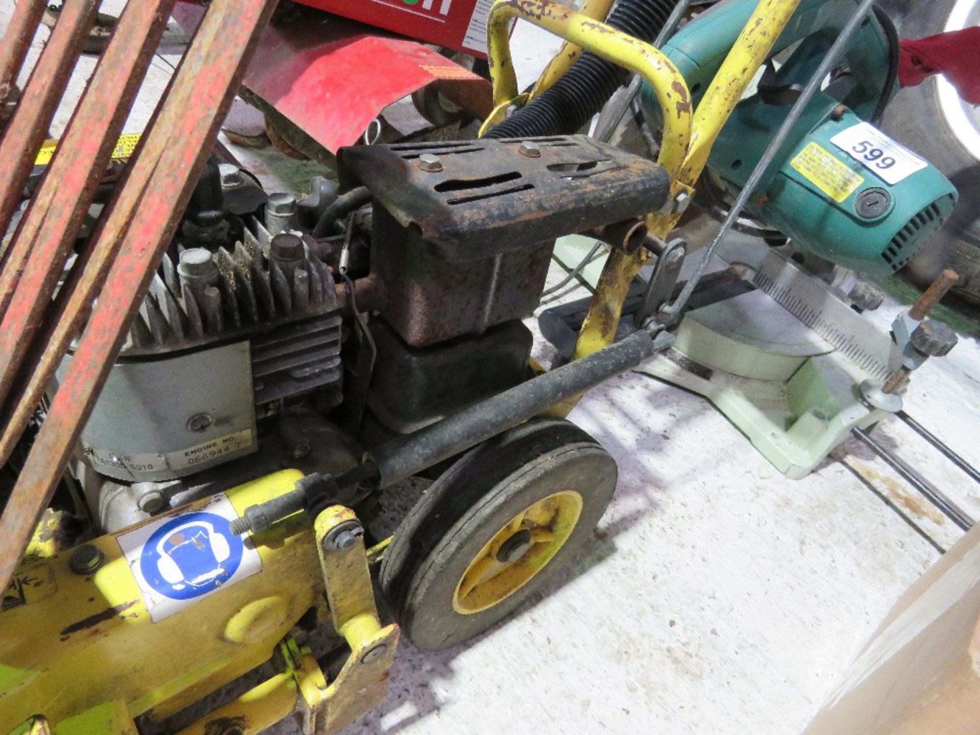 JOHN DEERE E35 PETROL ENGINED LAWN EDGER PLUS 2 X EDGING FORKS.OWNER MOVING HOUSE.....THIS LOT IS SO - Image 4 of 8
