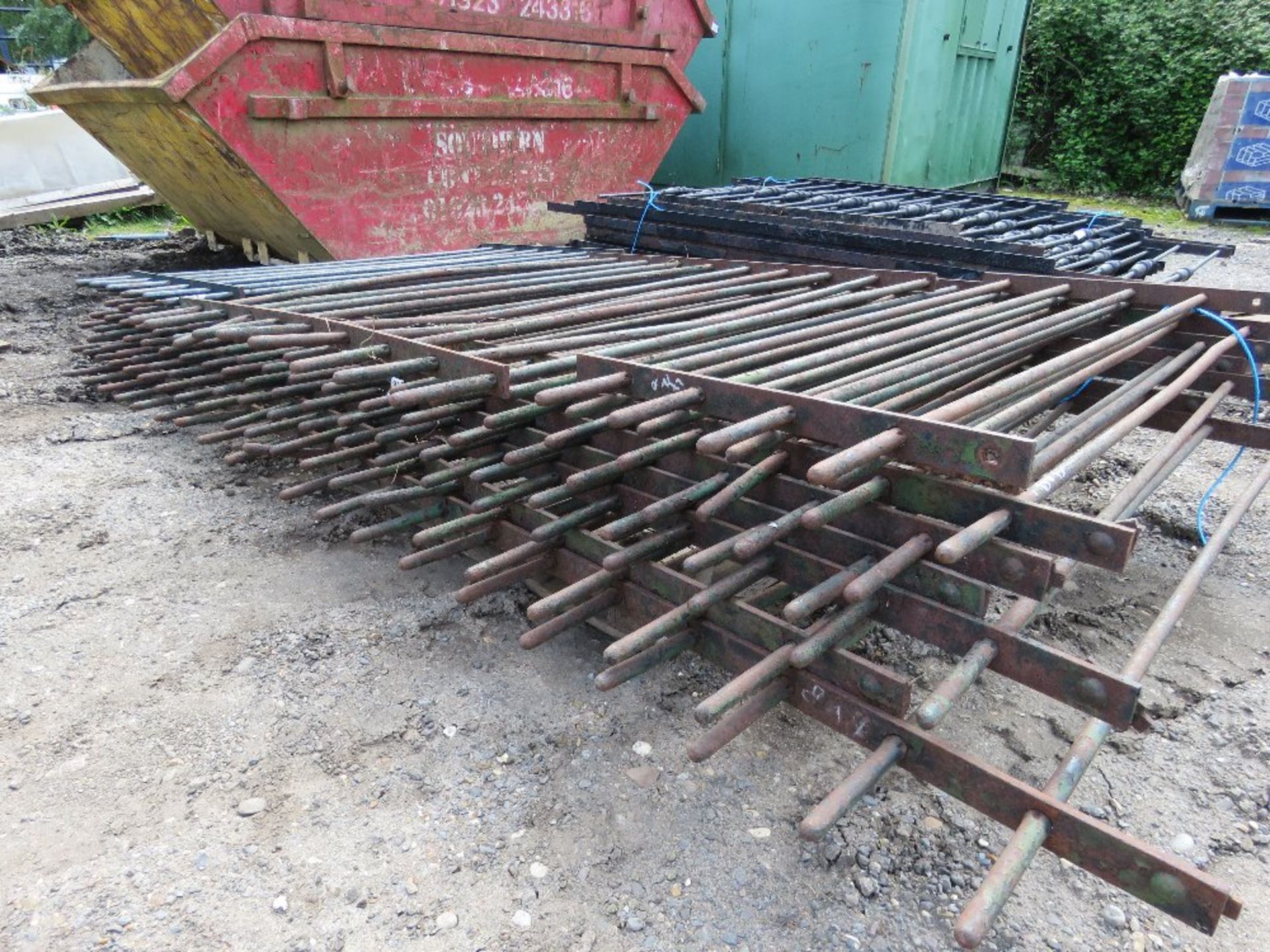 7NO WROUGHT IRON METAL FENCE RAILING PANELS 2.8M LENGTH APPROX PLUS 3 SMALL OFFCUTS, 5FT / 1.5M OVE