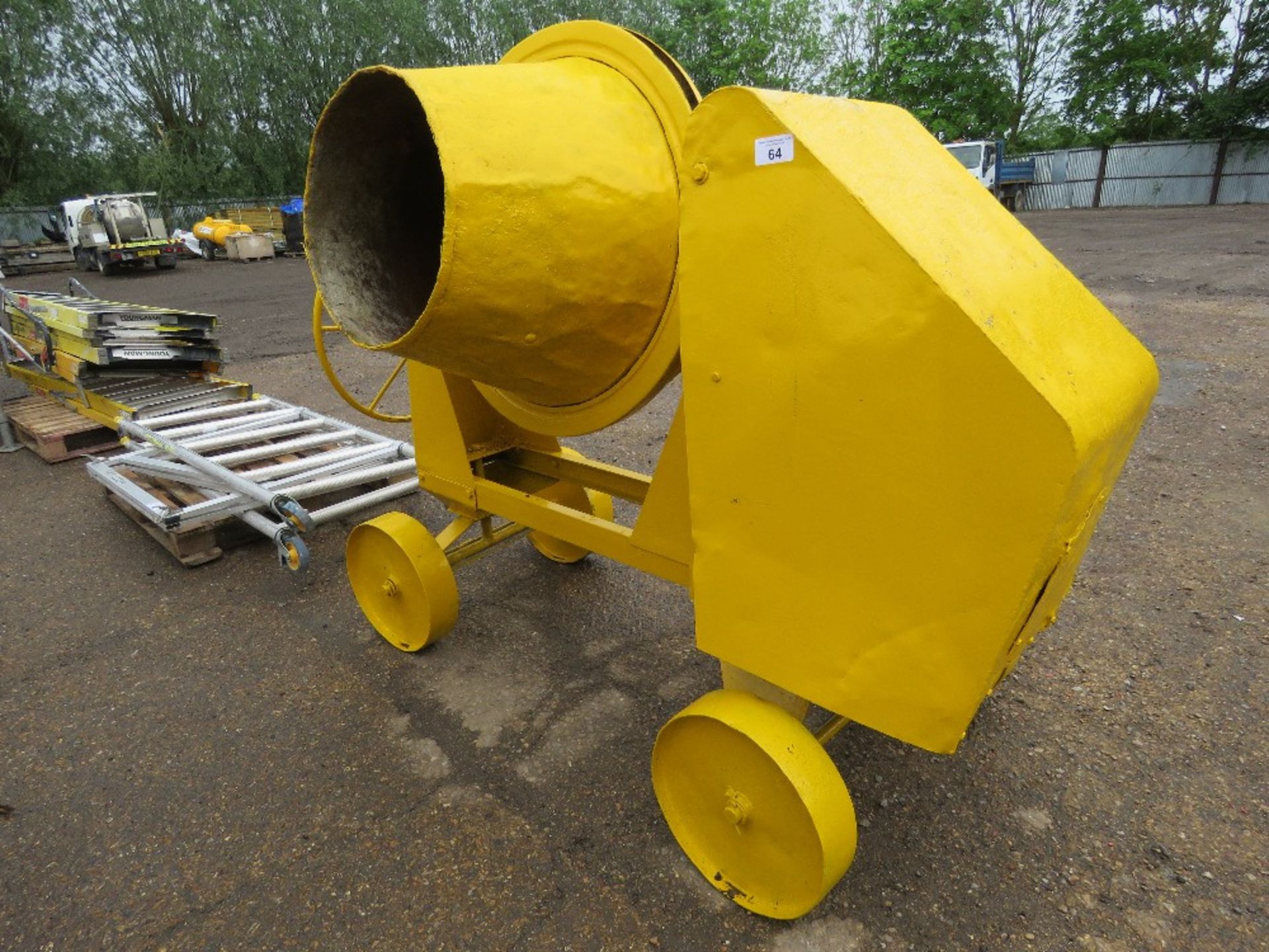 LARGE DIESEL ENGINED SITE CEMENT MIXER. WHEN TESTED WAS SEEN TO RUN AND DRUM TURNED.....THIS LOT IS - Image 2 of 5