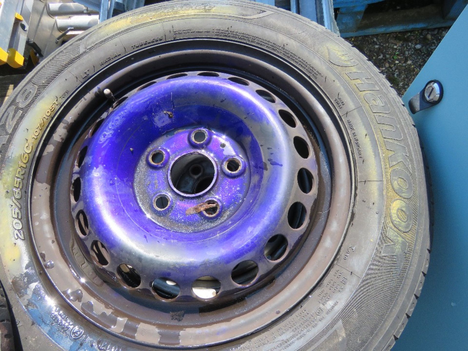 5NO ASSORTED VW WHEELS AND TYRES. - Image 5 of 8