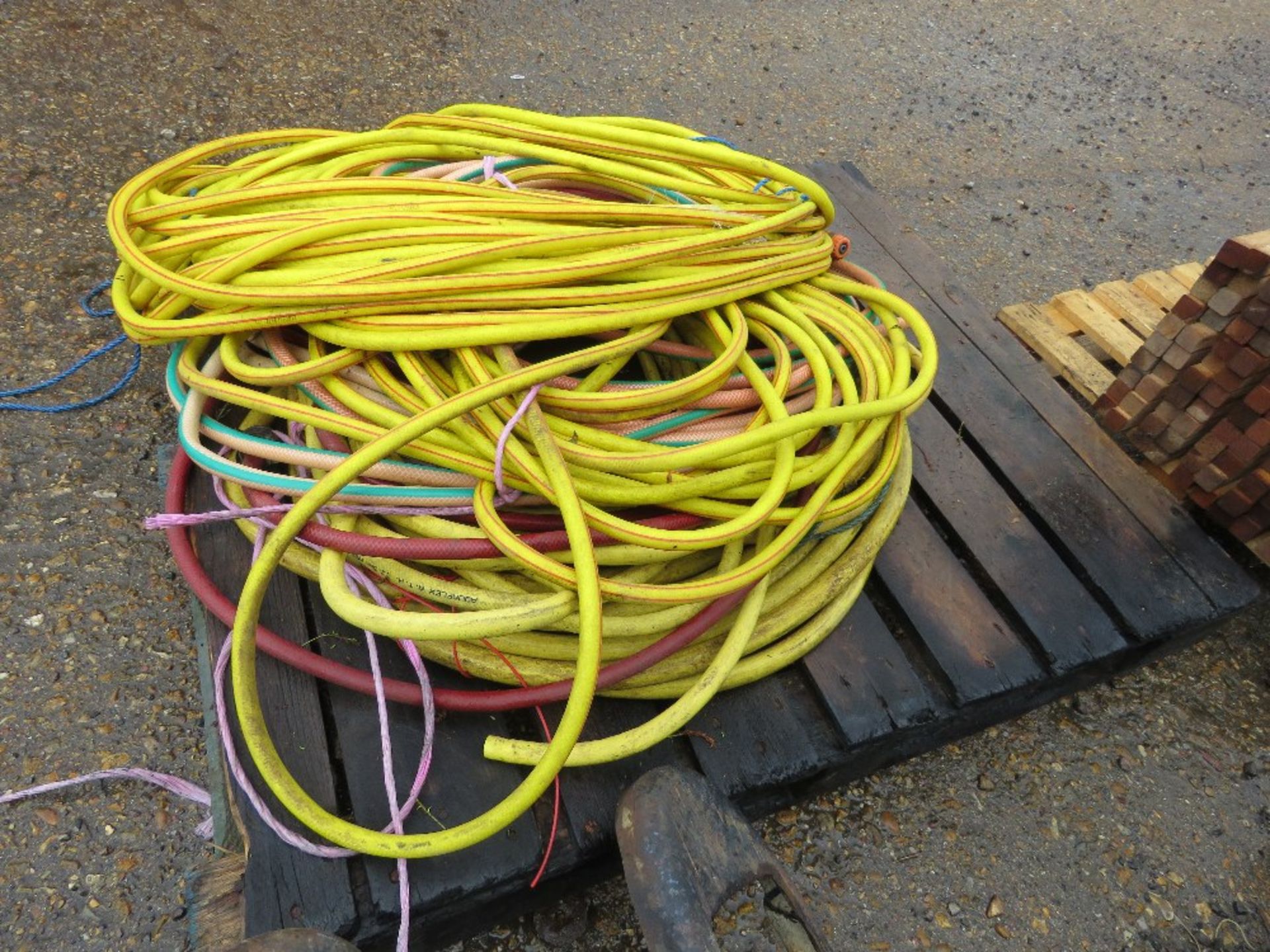 PALLET CONTAINING ASSORTED HOSE PIPES.....THIS LOT IS SOLD UNDER THE AUCTIONEERS MARGIN SCHEME, THER - Image 3 of 4