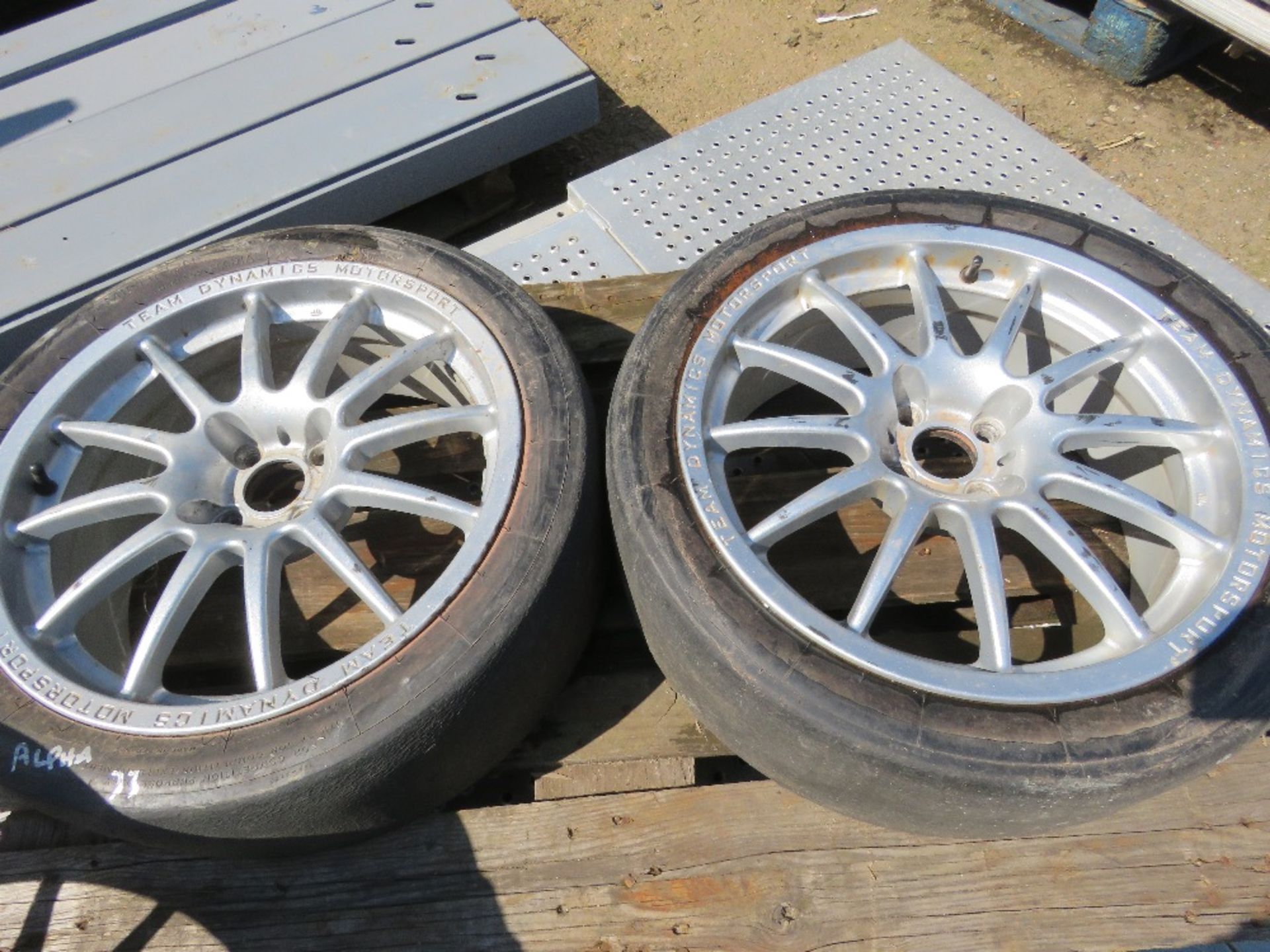 SET OF 4NO TEAM DYNAMICS MOTORSPORT RACING WHEELS AND TYRES, PREVIOUSLY USED ON AN ALFA ROMEO 33 RA - Image 4 of 4