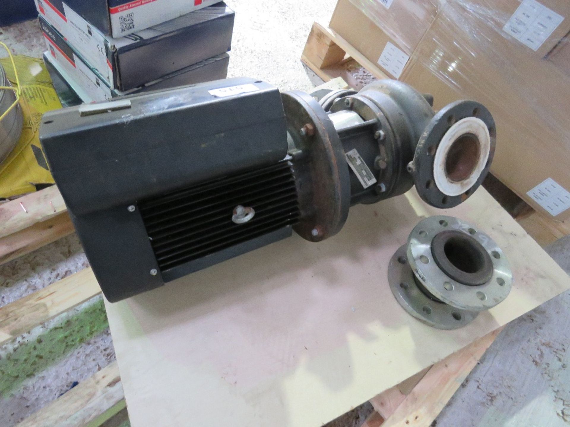 GRUNDFOS LARGE CAPACITY IN LINE WATER PUMP PLUS CONNECTORS AS SHOWN.....THIS LOT IS SOLD UNDER THE A - Bild 2 aus 3