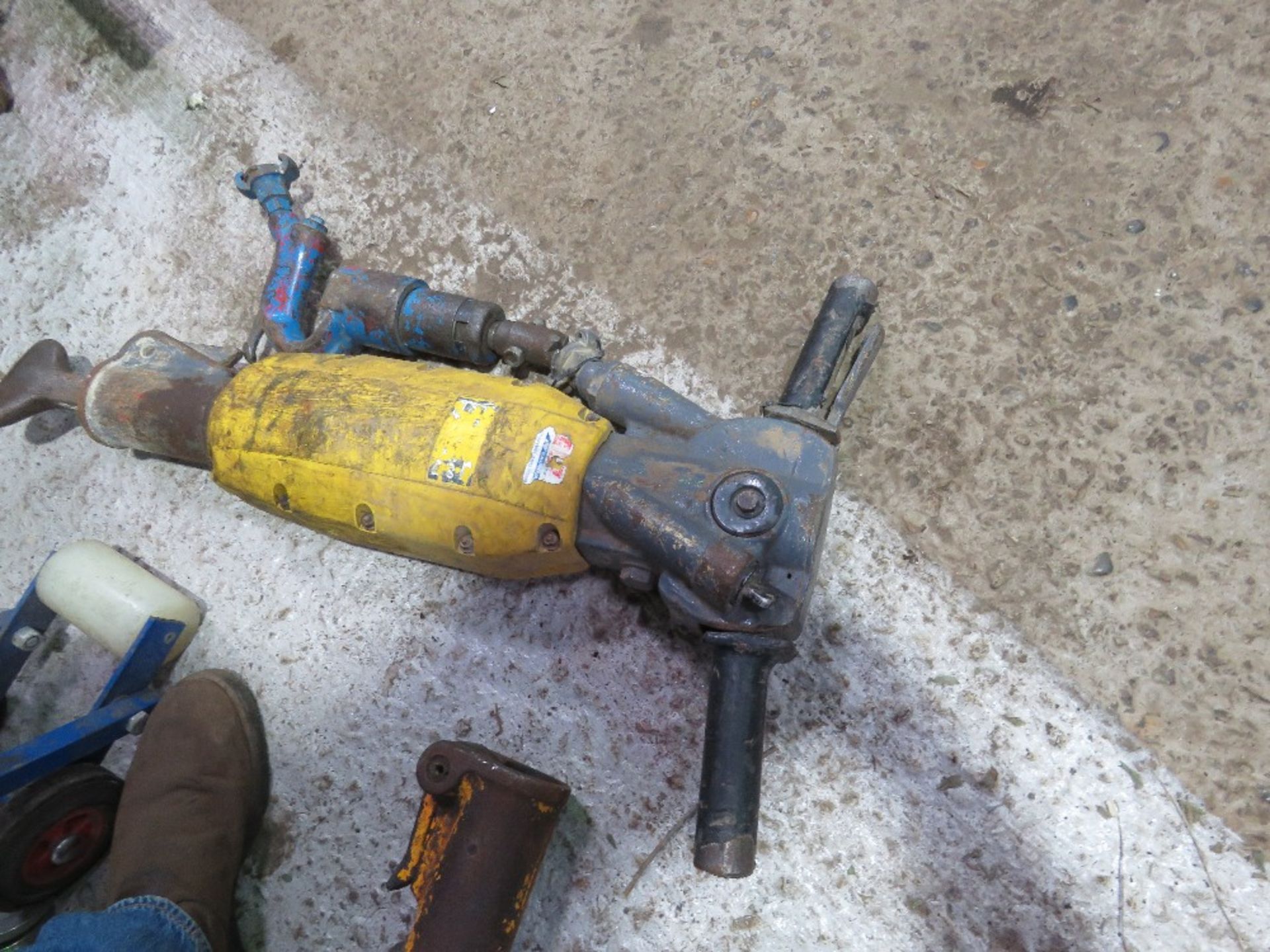ATLAS COPCO AIR BREAKER PLUS A CHIPPING HAMMER. - Image 4 of 4