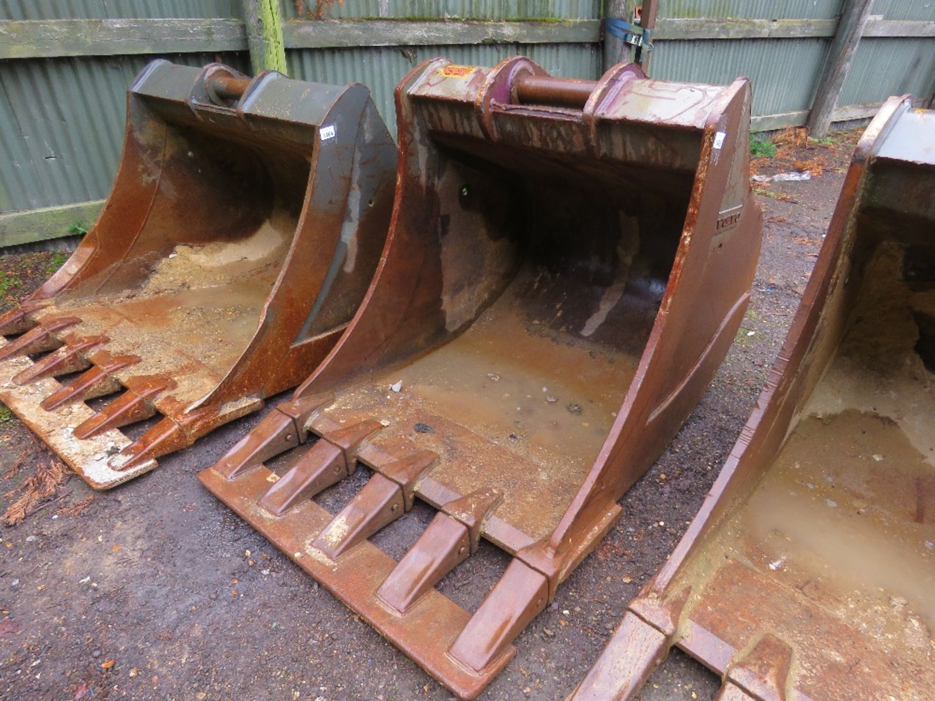 GENUINE VOLVO EXCAVATOR BUCKET SUITABLE FOR 35TONNE EXCAVATOR ON 90MM PINS. 1.2M WIDTH APPROX. APPEA - Image 2 of 4