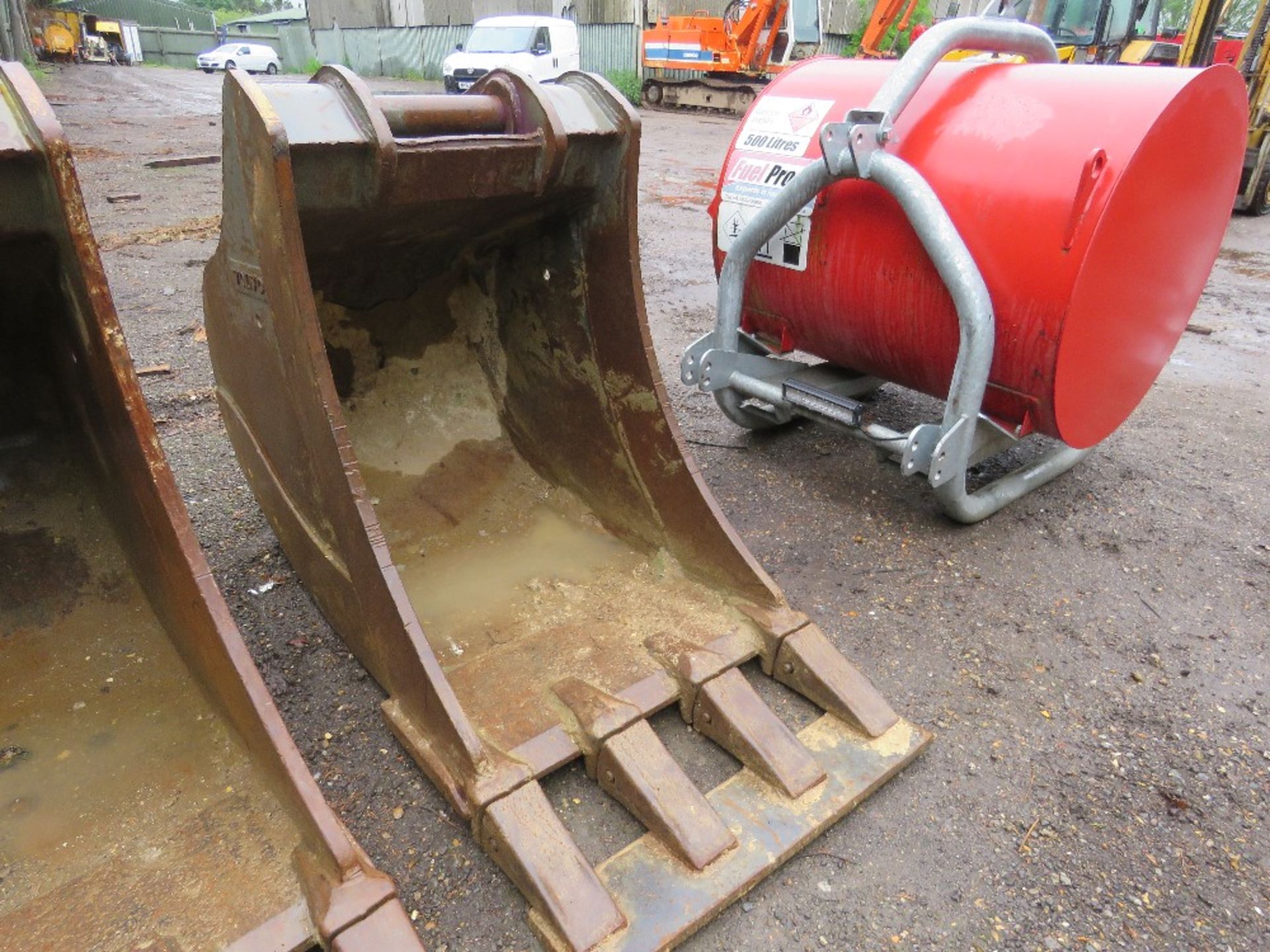 GENUINE VOLVO EXCAVATOR BUCKET SUITABLE FOR 35TONNE EXCAVATOR ON 90MM PINS. 0.9M WIDTH APPROX. APPEA