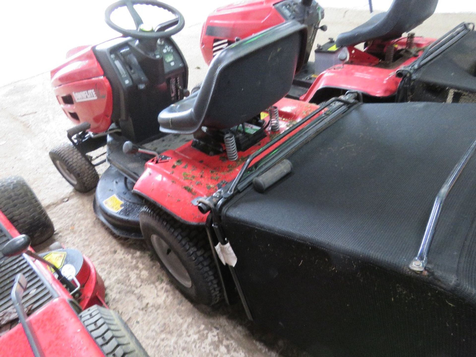 MTD LAWNFLITE RIDE ON MOWER WITH COLLECTOR. WHEN BRIEFLY TESTED WAS SEEN TO RUN, DRIVE AND MOWERS EN - Image 5 of 9