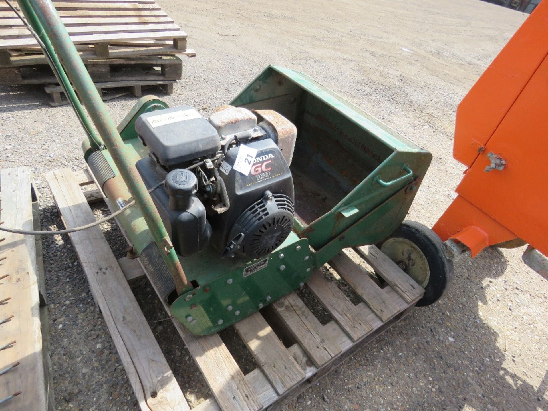 RANSOMES TWENTY FOUR CYLINDER MOWER WITH GRASS BOX, HONDA POWERED. OWNER MOVING HOUSE.....THIS LOT I - Image 3 of 5