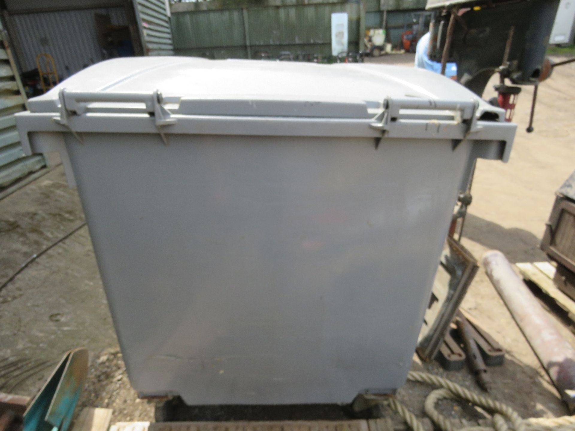LARGE SIZED WASTE BIN ON WHEELS.....THIS LOT IS SOLD UNDER THE AUCTIONEERS MARGIN SCHEME, THEREFORE - Image 3 of 4