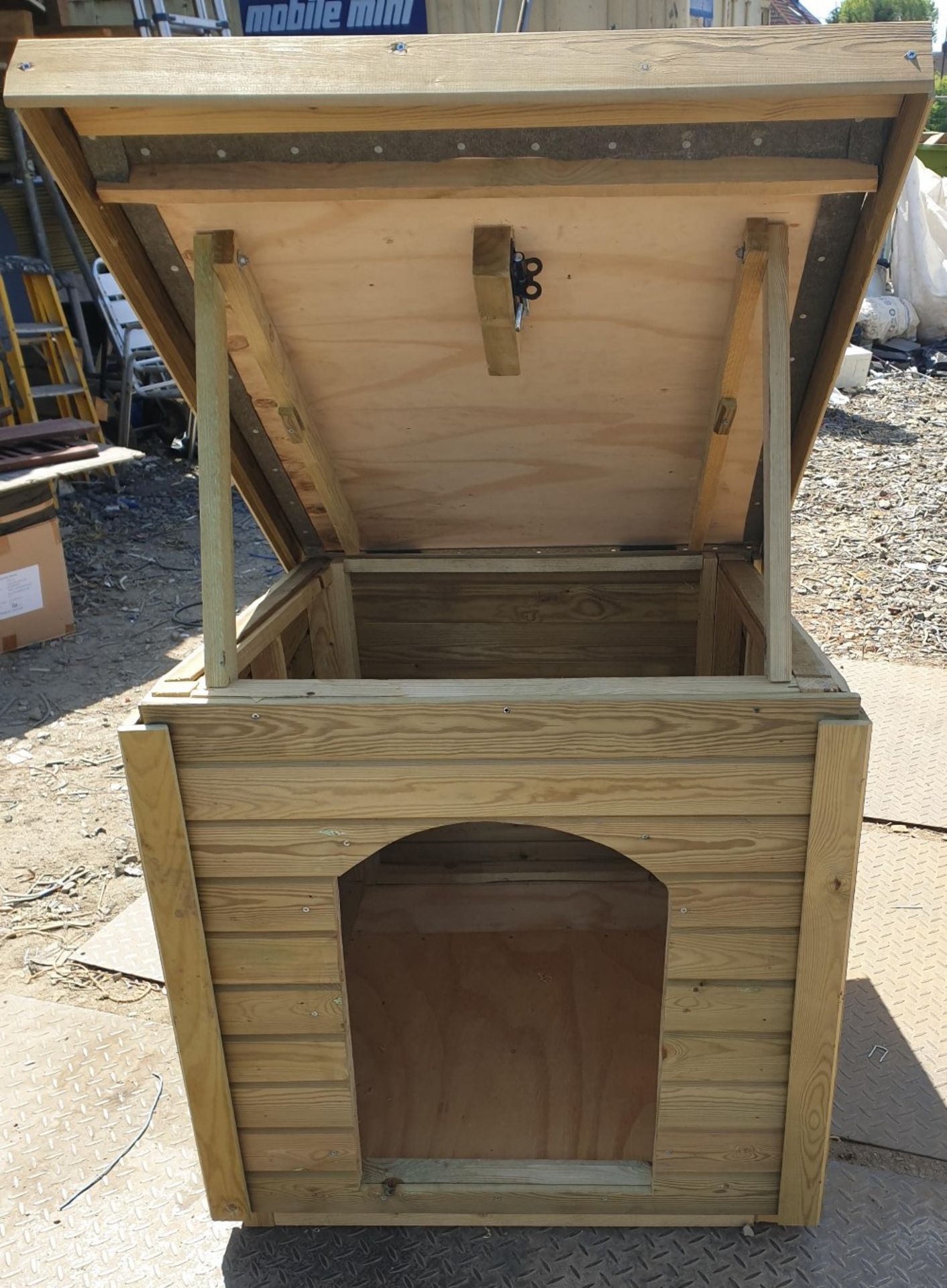 SECTIONAL WOODEN DOG KENNEL.35" LENGTH X 35.5" WIDE X 35" HEIGHT APPROX - Image 5 of 6