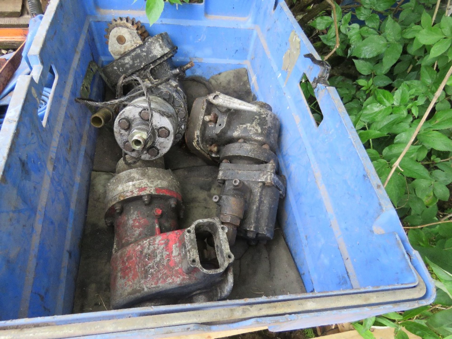 SACKBARROW, LAYFLAT HOSE AND A BOX OF TRUCK HYDRAULIC PTO PUMP UNITS AS SHOWN.....THIS LOT IS SOLD U - Image 4 of 4