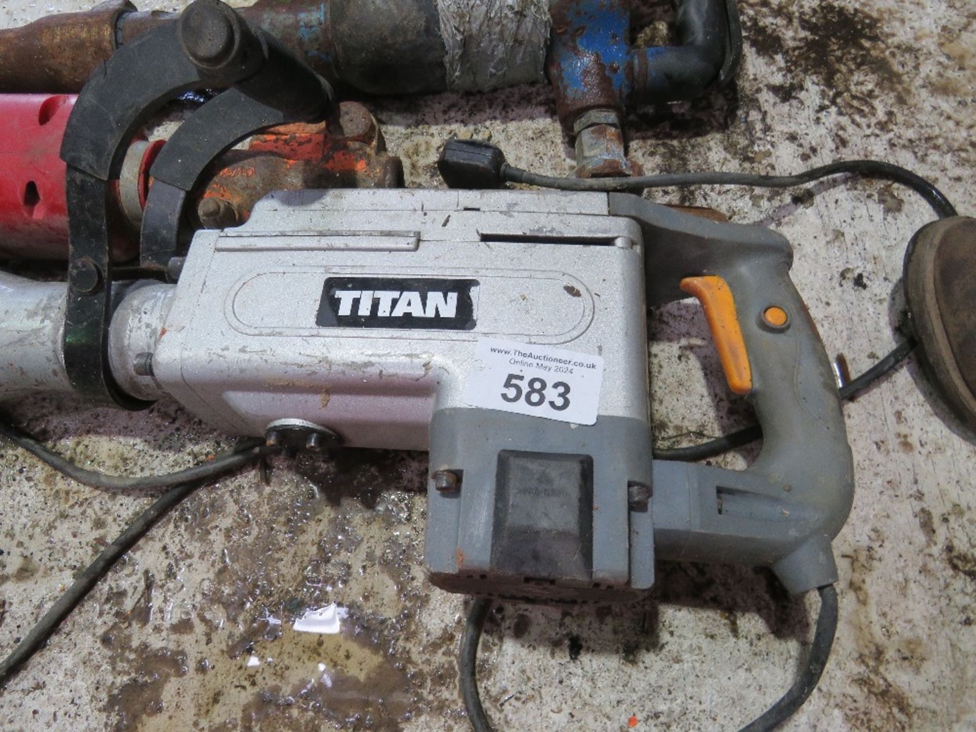 2 X AIR PICKS / DEMOLITION HAMMERS PLUS A TITAN 240VOLT BREAKER.....THIS LOT IS SOLD UNDER THE AUCTI - Bild 2 aus 7