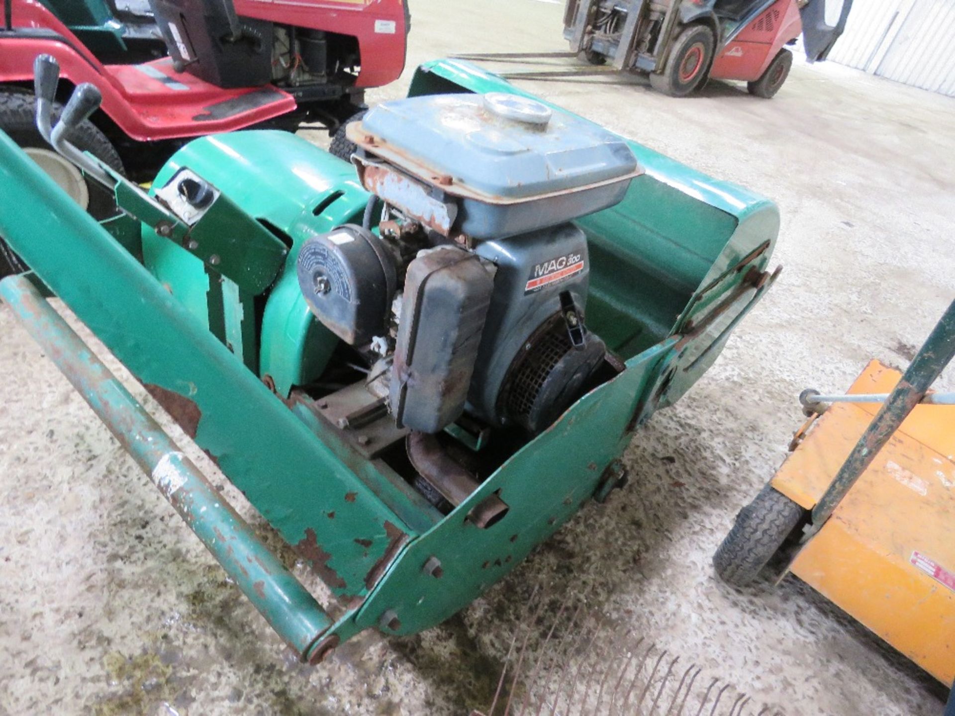 RANSOMES PROFESSIONAL CYLINDER MOWER WITH BOX. KUBOTA ELECTRIC START PETROL ENGINE DIRECT FROM SPORT - Image 6 of 8