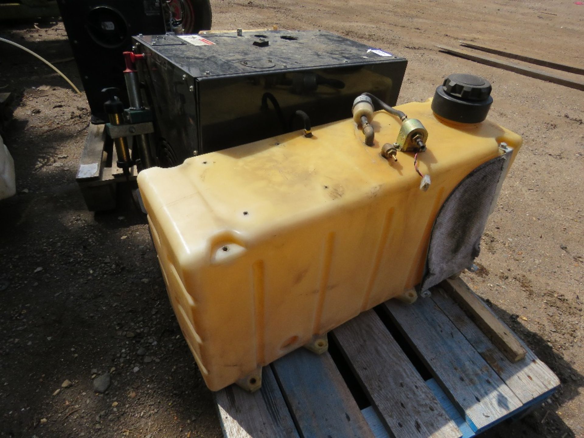 HATZ DIESEL ENGINED GENERATOR SET WITH A DIESEL TANK. - Image 2 of 4