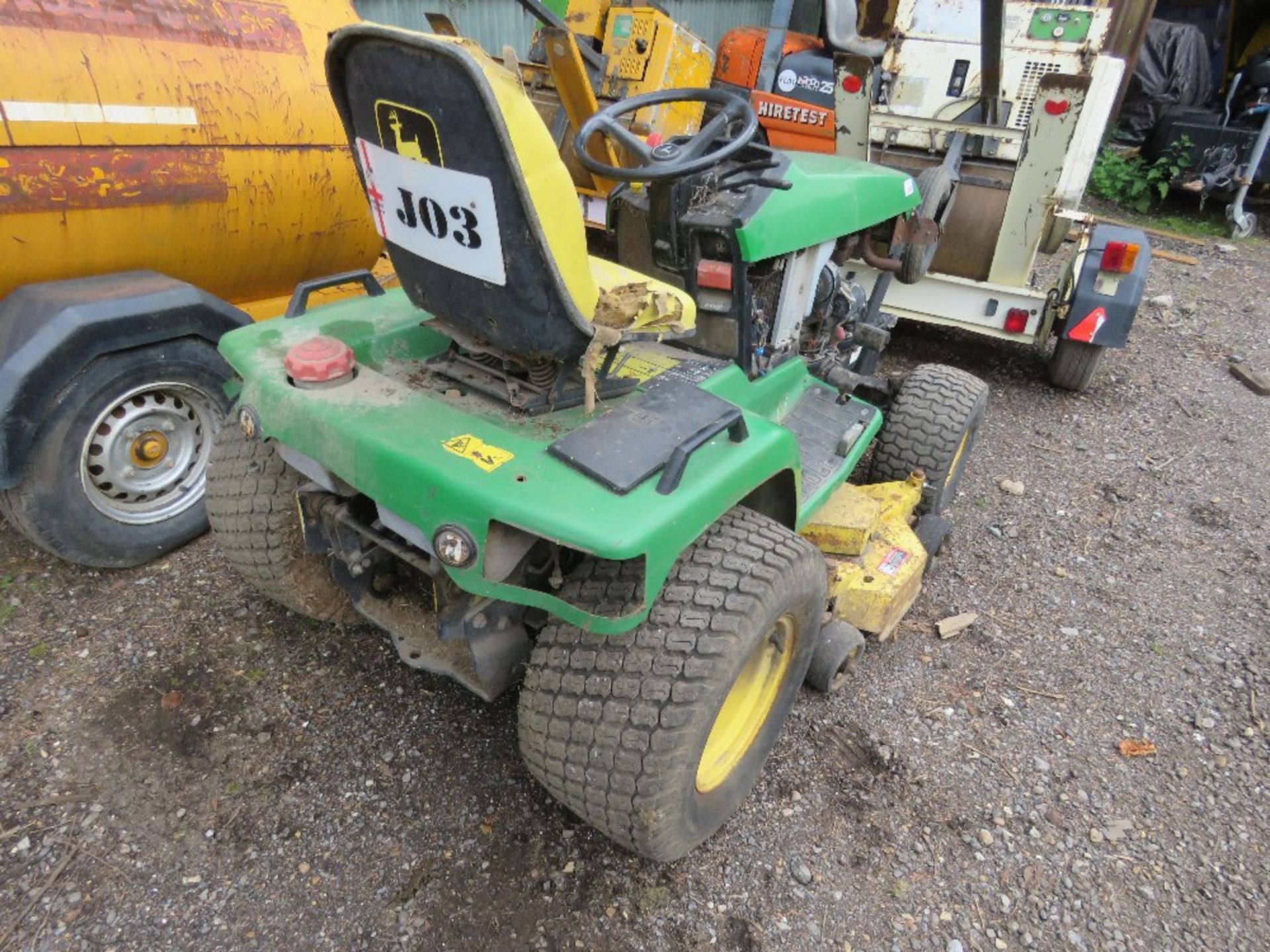 JOHN DEERE 455 2WD RIDE ON MOWER, YEAR 1998 BUILD. 2574 REC HOURS. HYDRASTATIC DRIVE - Image 3 of 9